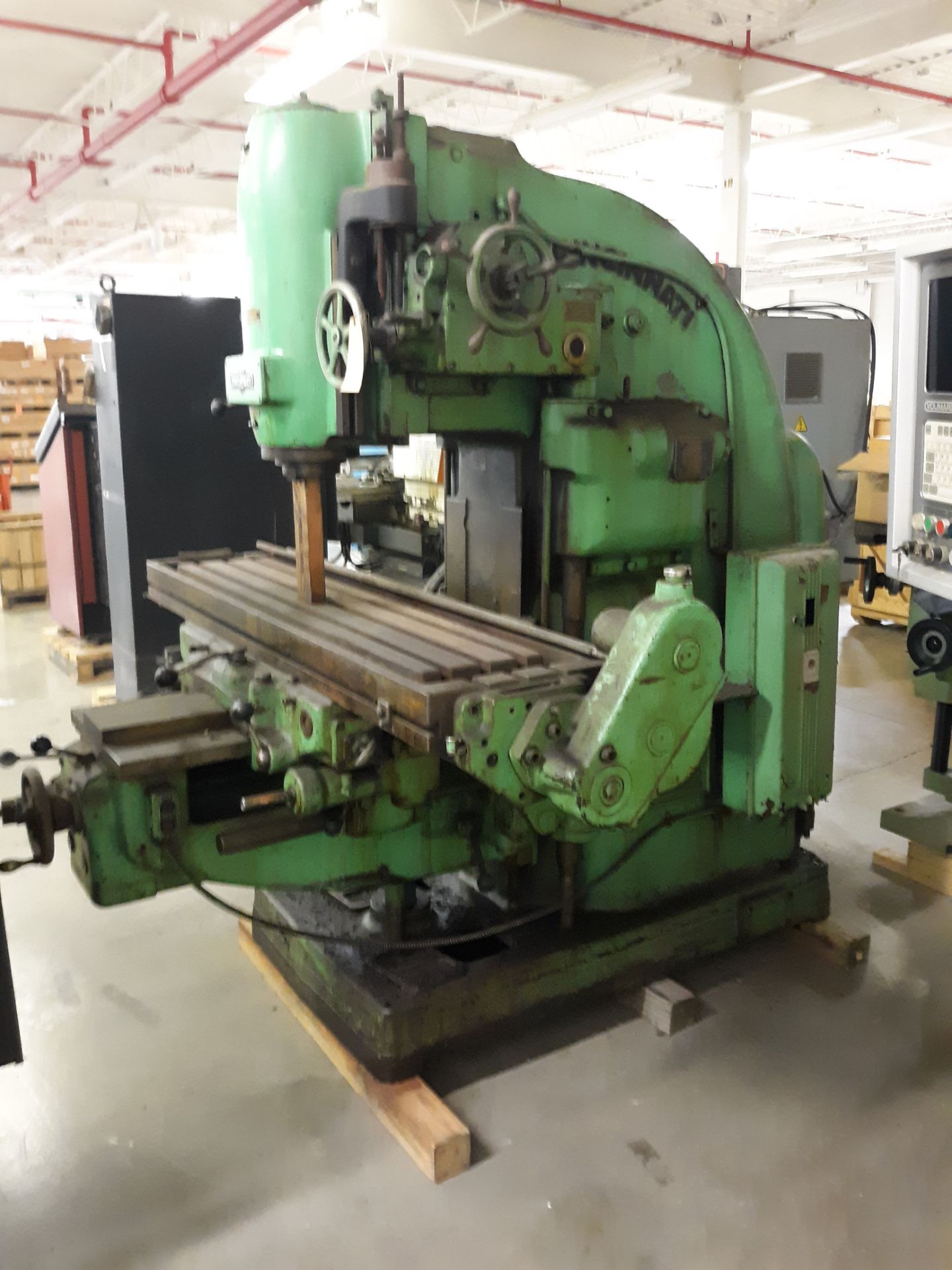 CINCINATTI VERTICAL MILLING MACHINE MODEL-3 S#2A3V1K-241 TABLE SIZE 15" X 62" RIGGING FEE: $10 - Image 2 of 3