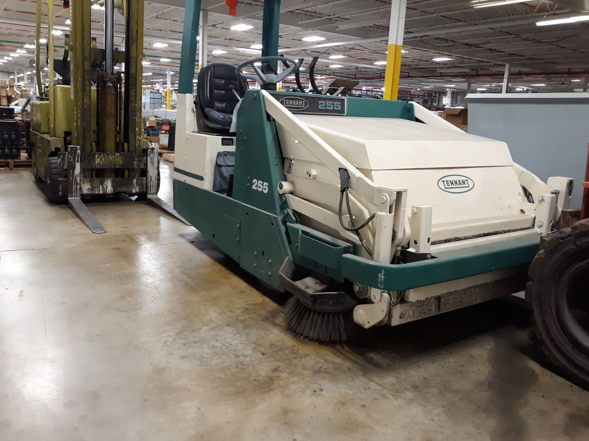 TENNANT FLOOR SWEEPER MODEL-255 S#HD1947 2261 HOURS ; RIGGING FEE: $50 - Image 4 of 4