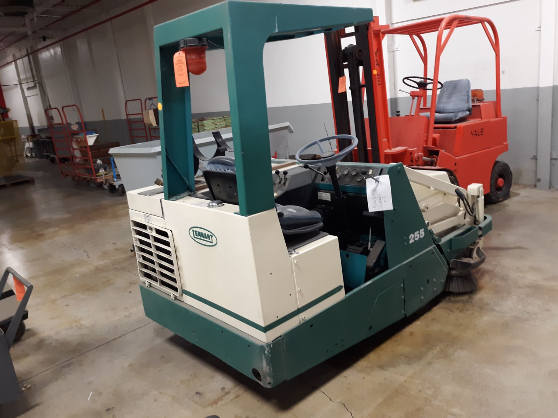 TENNANT FLOOR SWEEPER MODEL-255 S#HD1947 2261 HOURS ; RIGGING FEE: $50 - Image 2 of 4