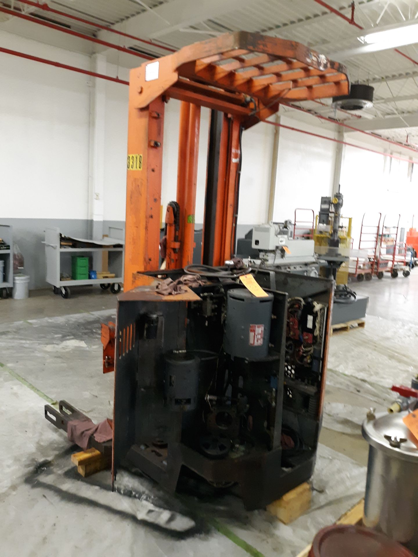 RAYMOND STANDUP LIFT (PARTS MACHINE) 4,000LB NO BATTERY PARTED ; RIGGING FEE: $50