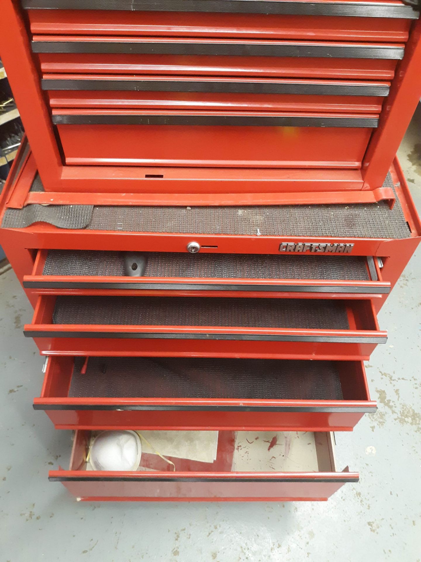 CRAFTSMAN TOOL BOX COMBO & CONTENTS 4-DRAWER ROLLING BOTTOM & 5-DRAWER TOP CHEST (1 DRAWER MISSING) - Image 4 of 6