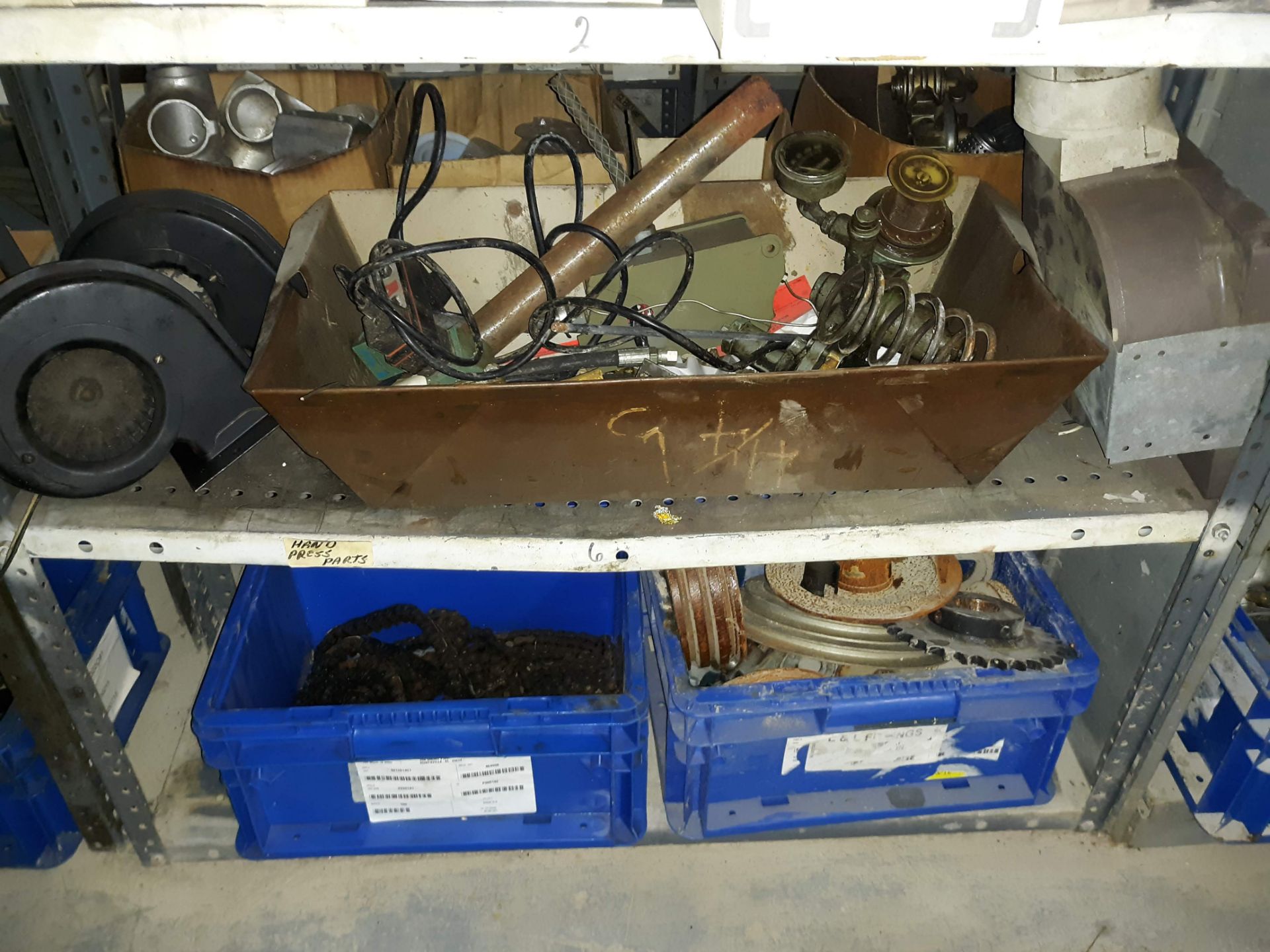 SHELVING & CONTENTS - MRO - Image 2 of 5