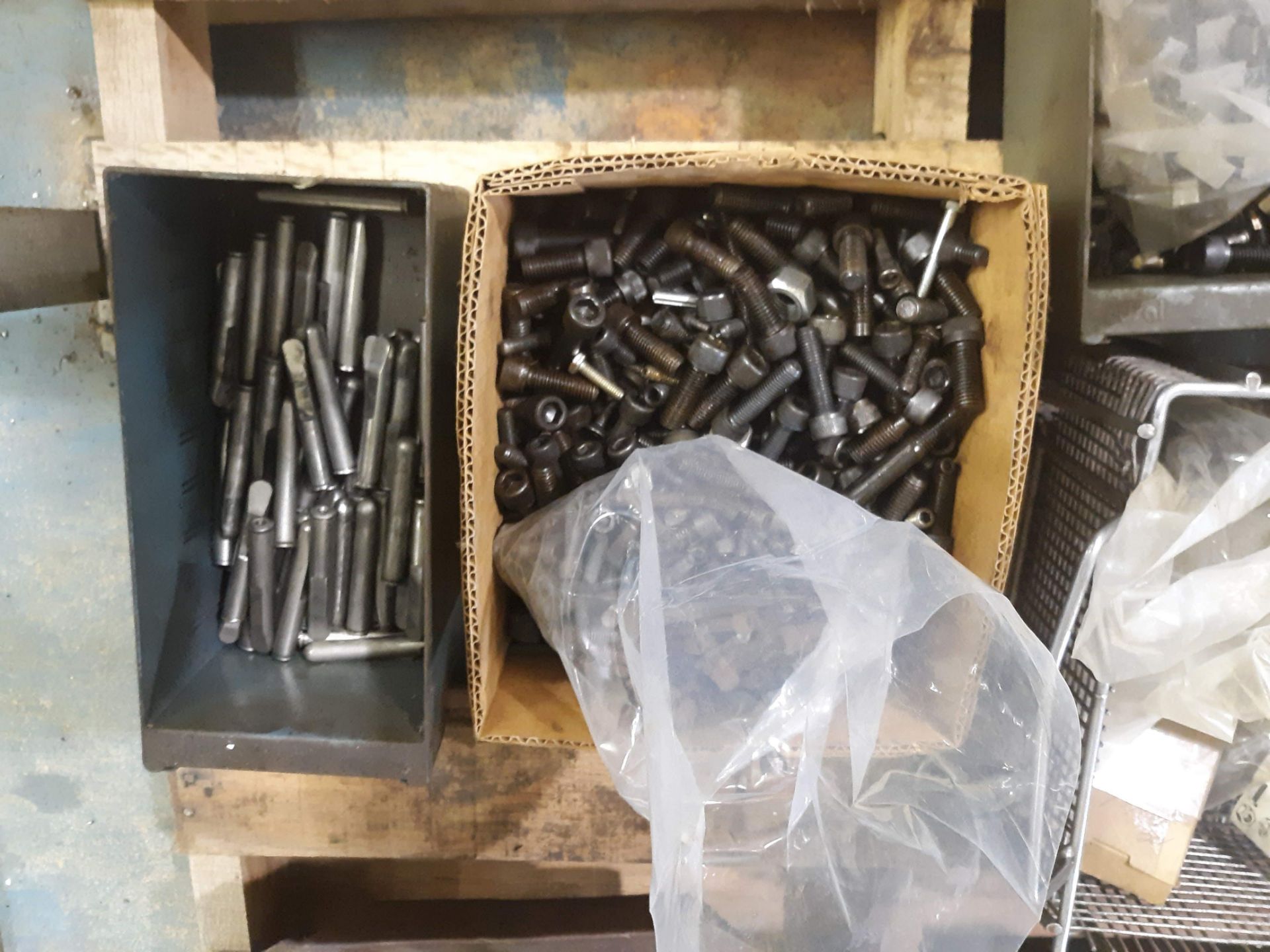 PALLET OF VARIOUS SET-UP TOOLING & HARDWARE - Image 3 of 5