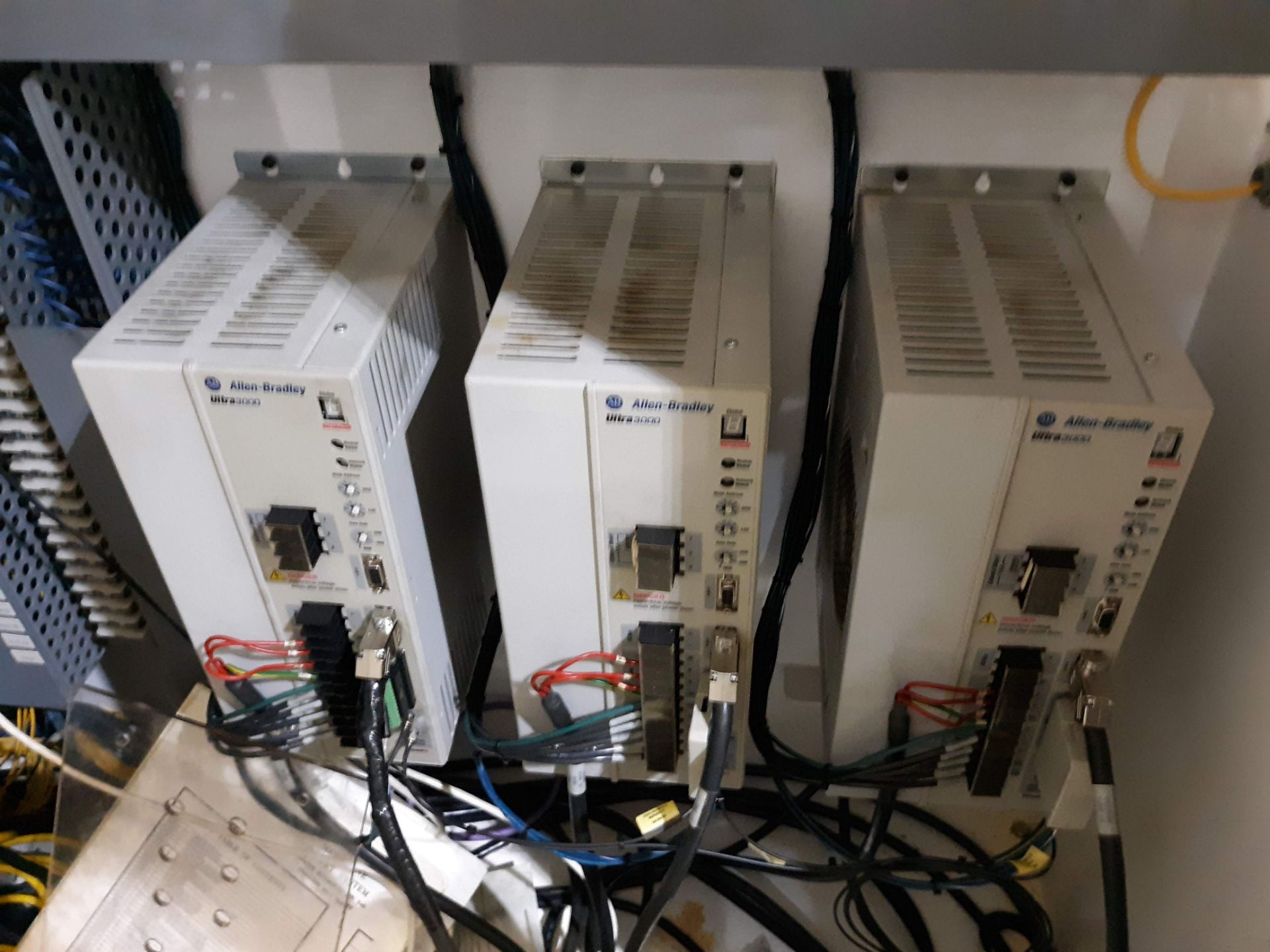 CREATIVE AUTOMATION CONTROL CABINET W/ (3) ALLEN BRADLEY ULTRA 3000 DRIVES ALLEN BRADLEY SERVOS - Image 4 of 4