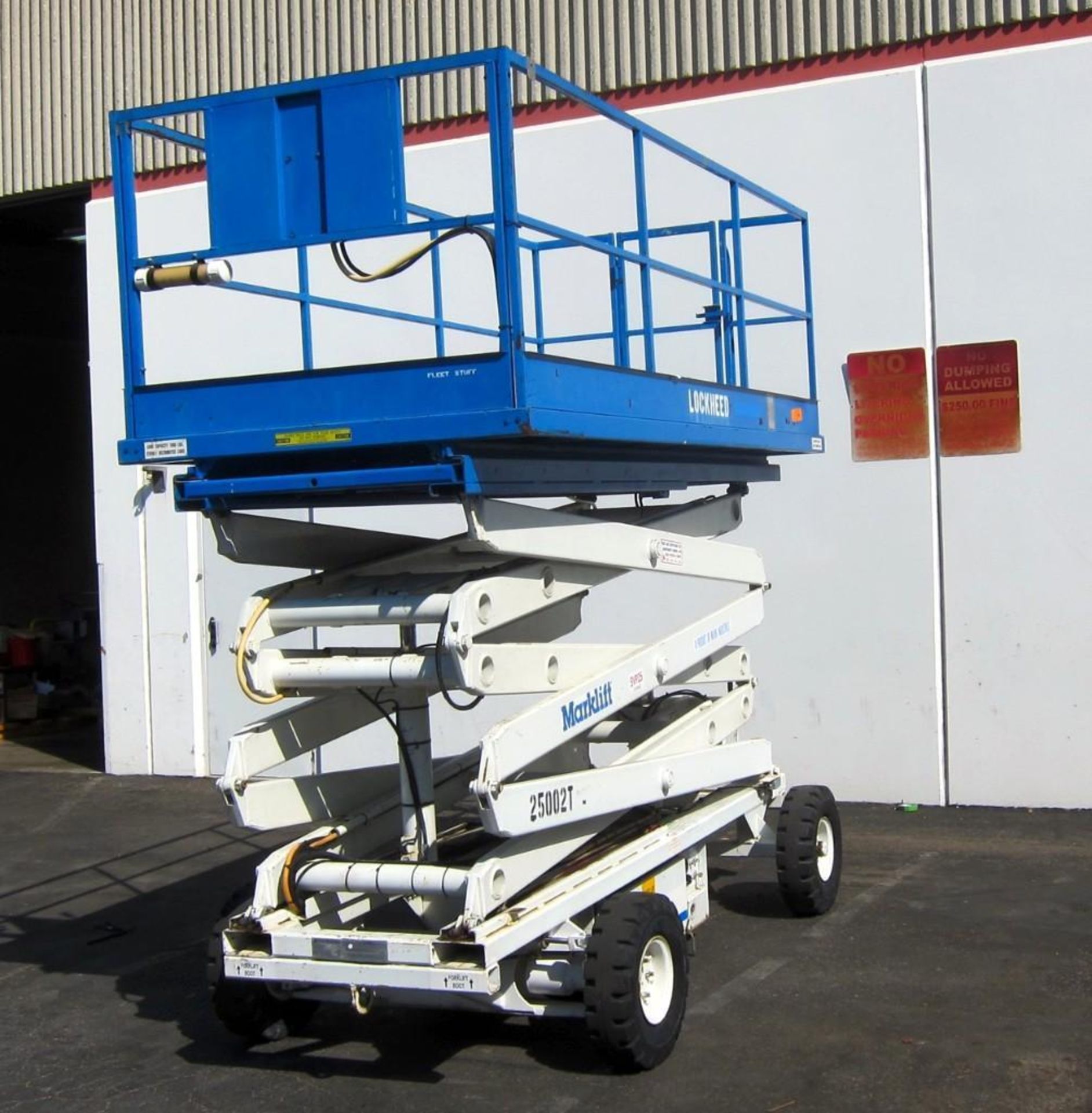 Scissor Lift - Image 8 of 17