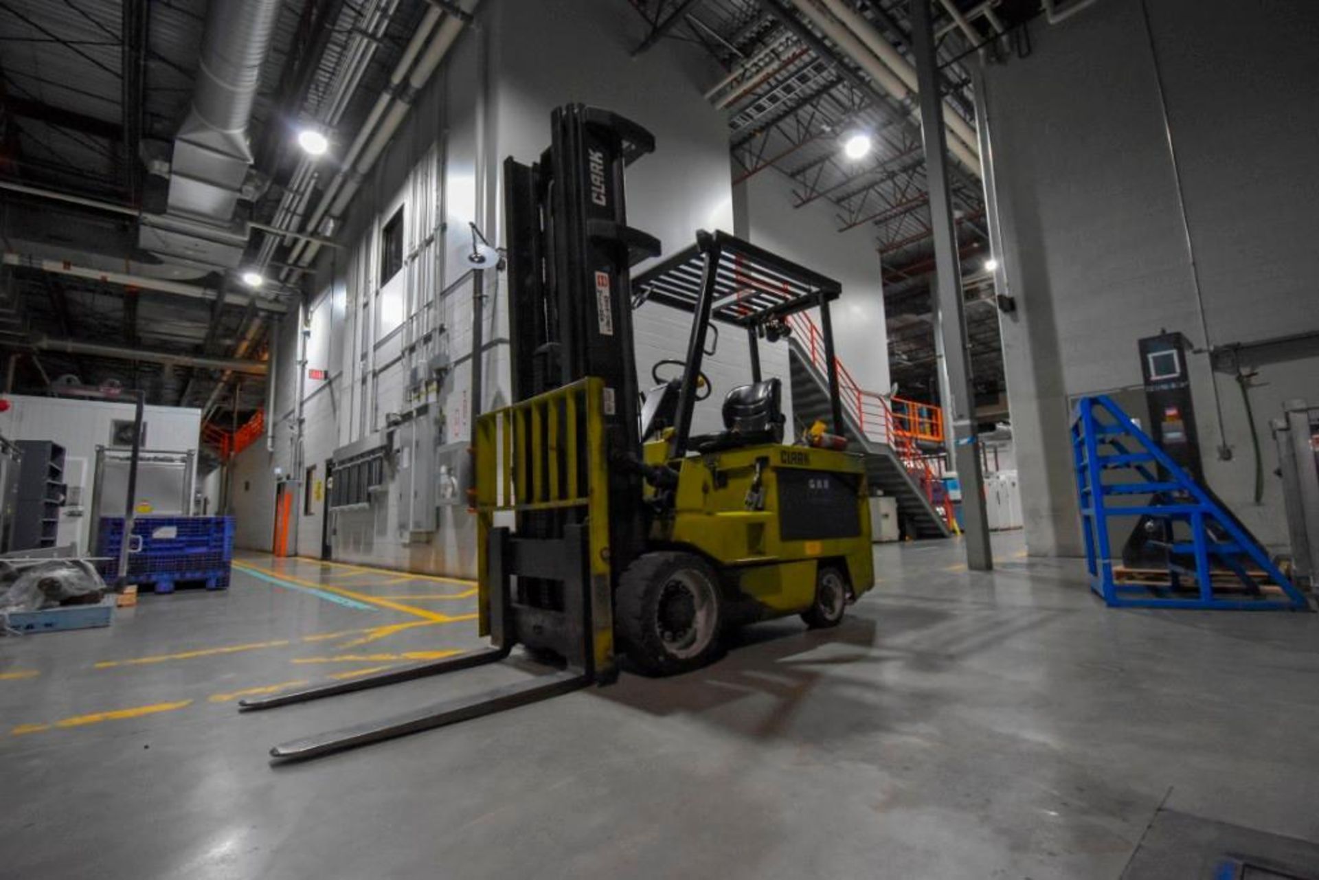 Clark Electric Forklift - Image 3 of 15