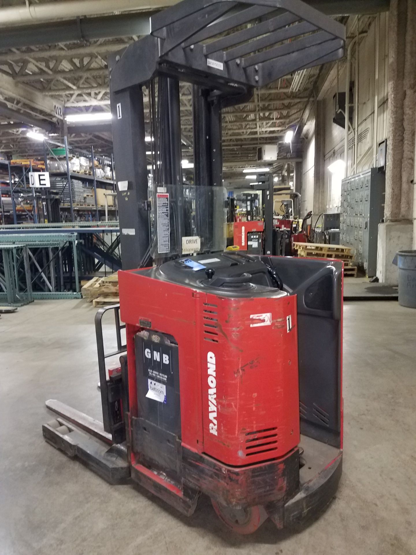 3,000 LB. RAYMOND MODEL EASI ELECTRIC REACH TRUCK; S/N ES-B-95-02520, 210" LIFT, 96" MAST HEIGHT, - Image 4 of 9