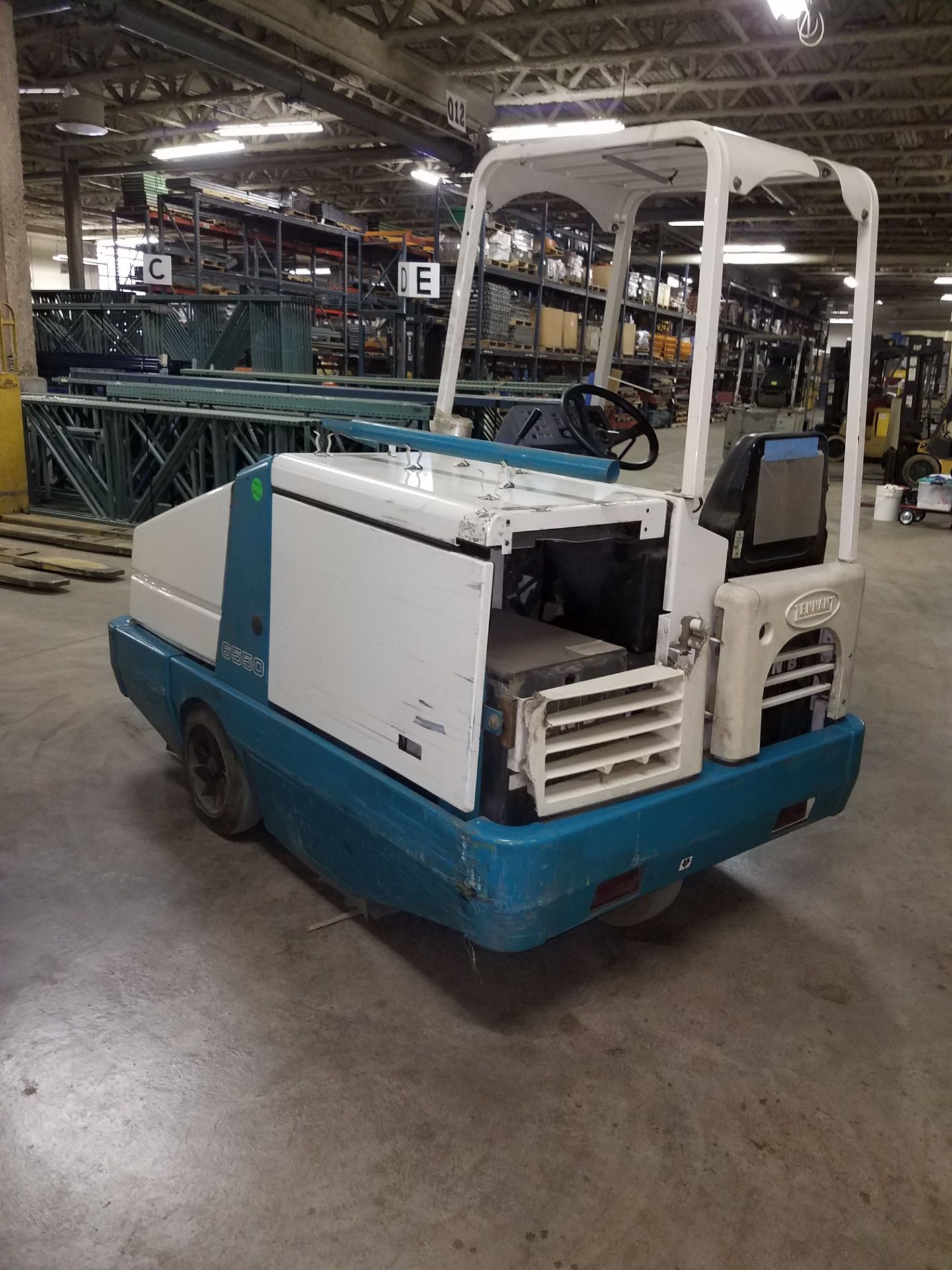 TENNANT MODEL 6550 ELECTRIC SIT DOWN TYPE FLOOR SWEEPER; S/N 6550-9368, 724 HOURS, 24 VOLT - Image 3 of 6