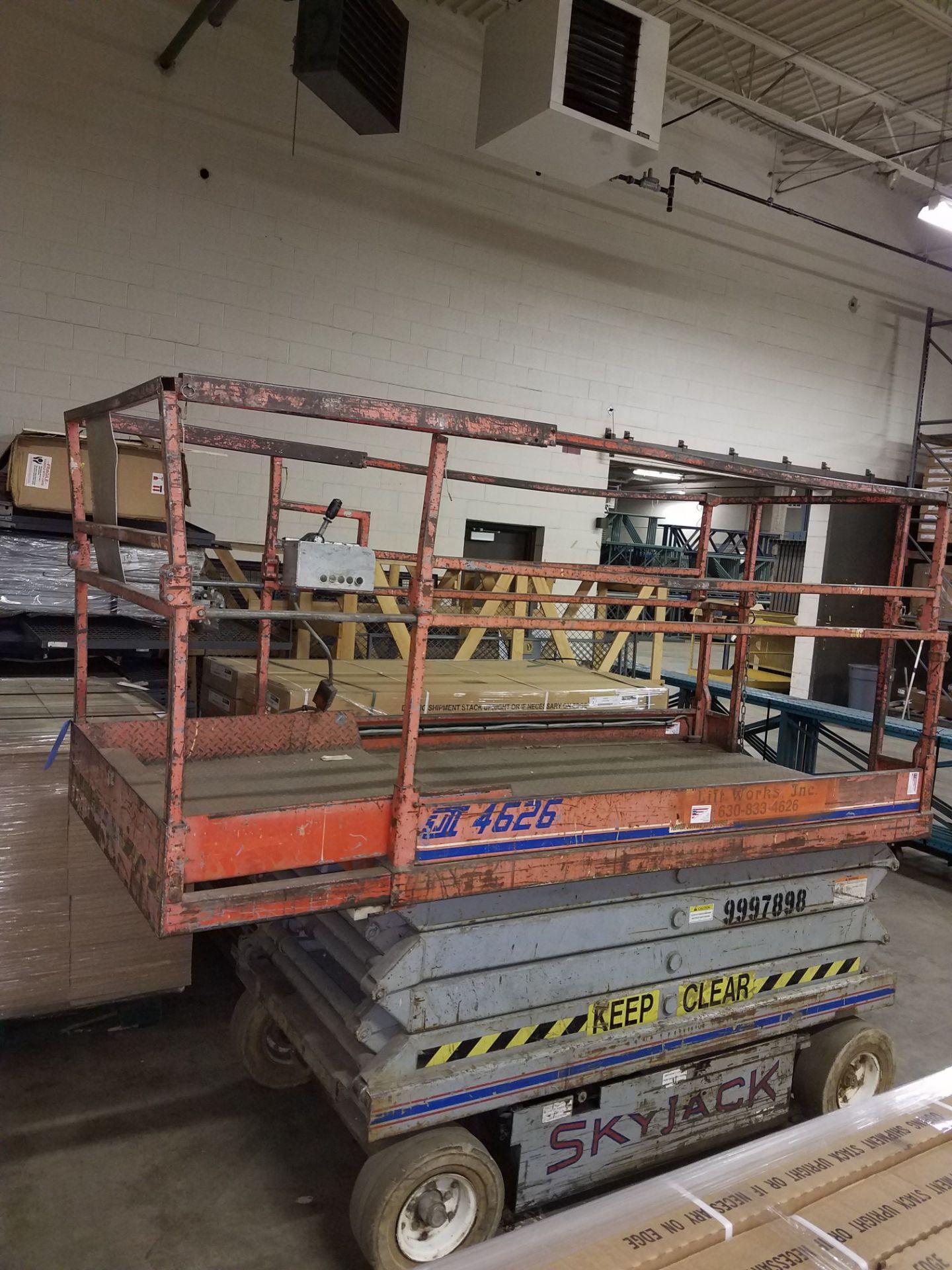 SKYJACK MODEL 4626 ELECTRIC SCISSOR LIFT, 45" WIDE X 83" LONG PLATFORM (RATED AT 850 LB.), WITH - Image 2 of 4