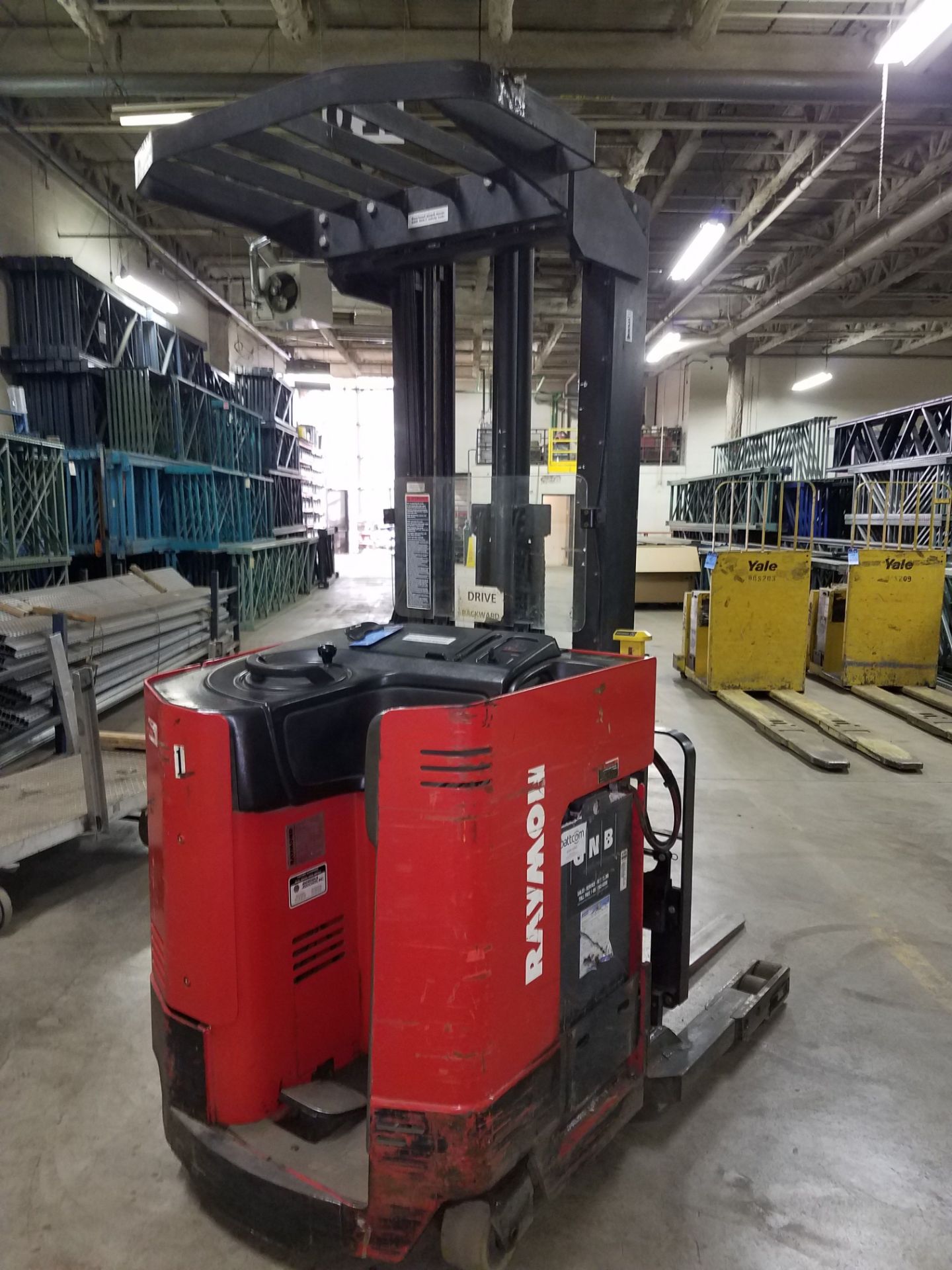 3,000 LB. RAYMOND MODEL EASI ELECTRIC REACH TRUCK; S/N ES-B-95-02520, 210" LIFT, 96" MAST HEIGHT, - Image 5 of 9