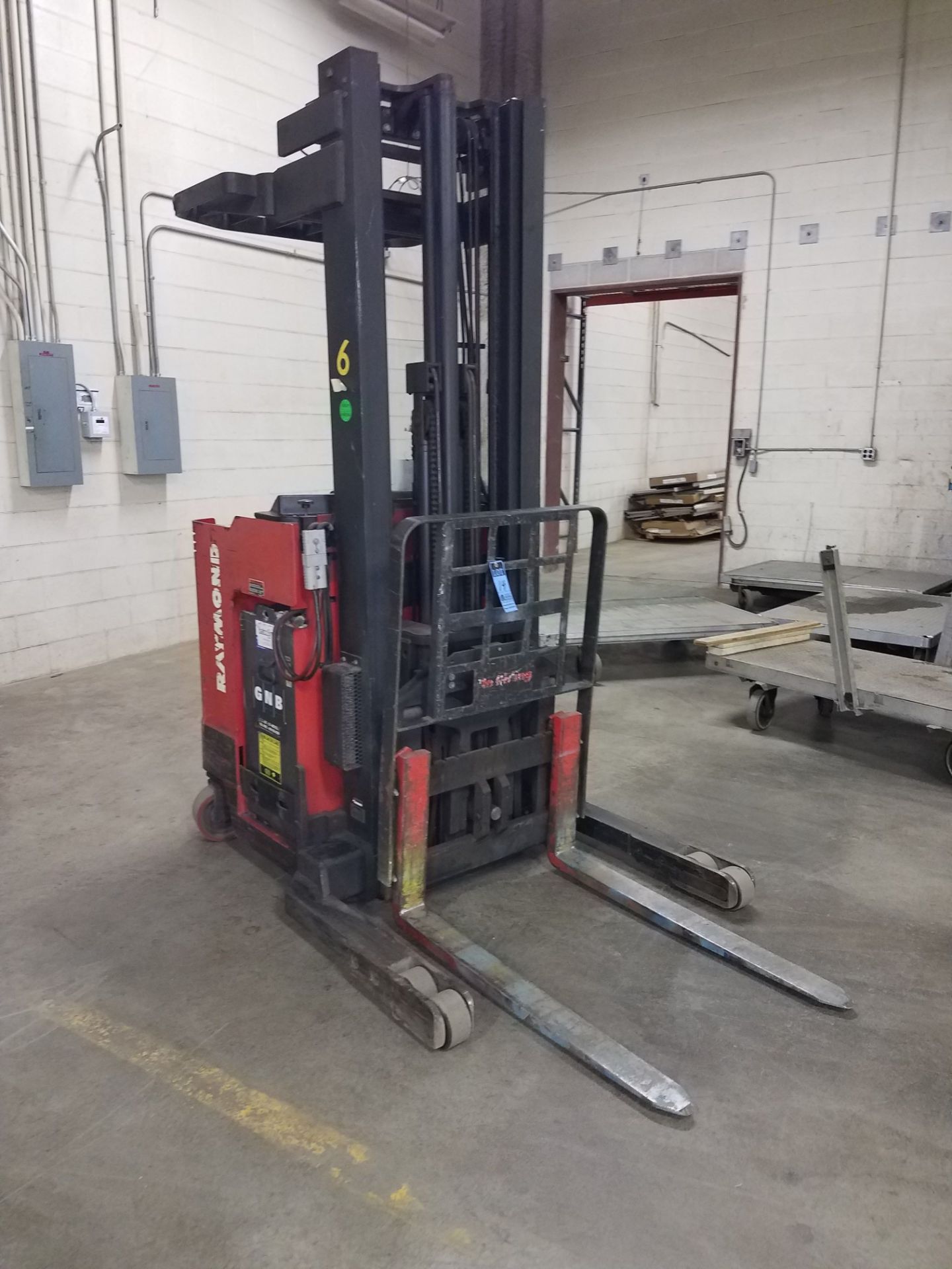 3,000 LB. RAYMOND MODEL 31-R45 ELECTRIC REACH TRUCK; S/N 031G-93-19522, 231" LIFT, 101" MAST HEIGHT,