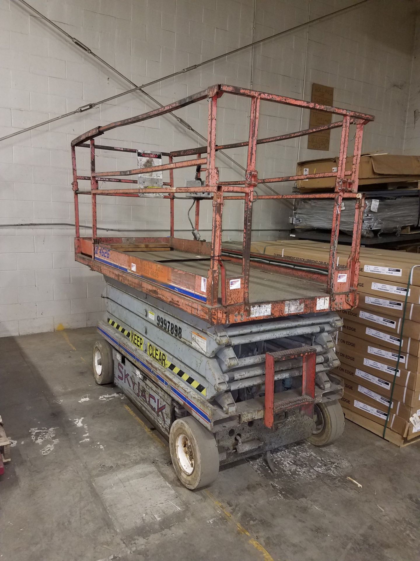 SKYJACK MODEL 4626 ELECTRIC SCISSOR LIFT, 45" WIDE X 83" LONG PLATFORM (RATED AT 850 LB.), WITH