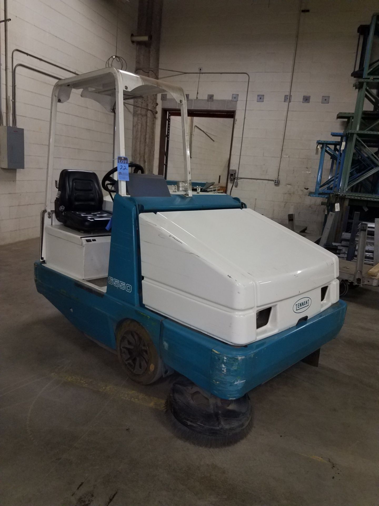 TENNANT MODEL 6550 ELECTRIC SIT DOWN TYPE FLOOR SWEEPER; S/N 6550-9368, 724 HOURS, 24 VOLT