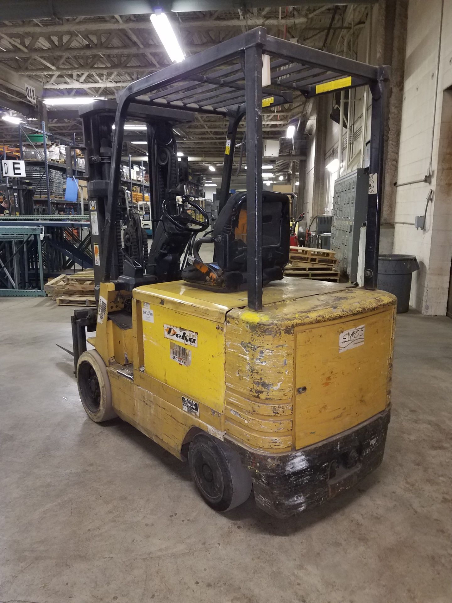 6,000 LB. CATERPILLAR MODEL 2E030 ELECTRIC LIFT TRUCK; S/N AZEC3-63155, 3-STAGE MAST, 88" MAST - Image 4 of 7
