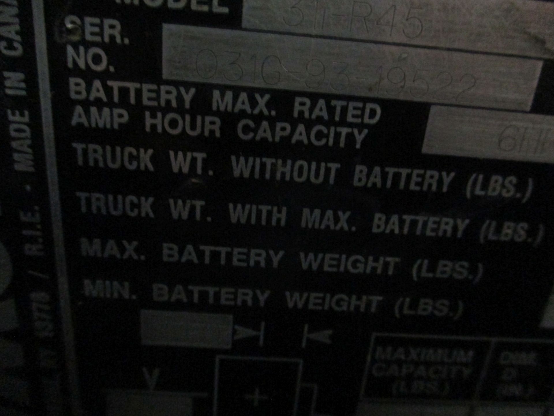 3,000 LB. RAYMOND MODEL 31-R45 ELECTRIC REACH TRUCK; S/N 031G-93-19522, 231" LIFT, 101" MAST HEIGHT, - Image 5 of 7