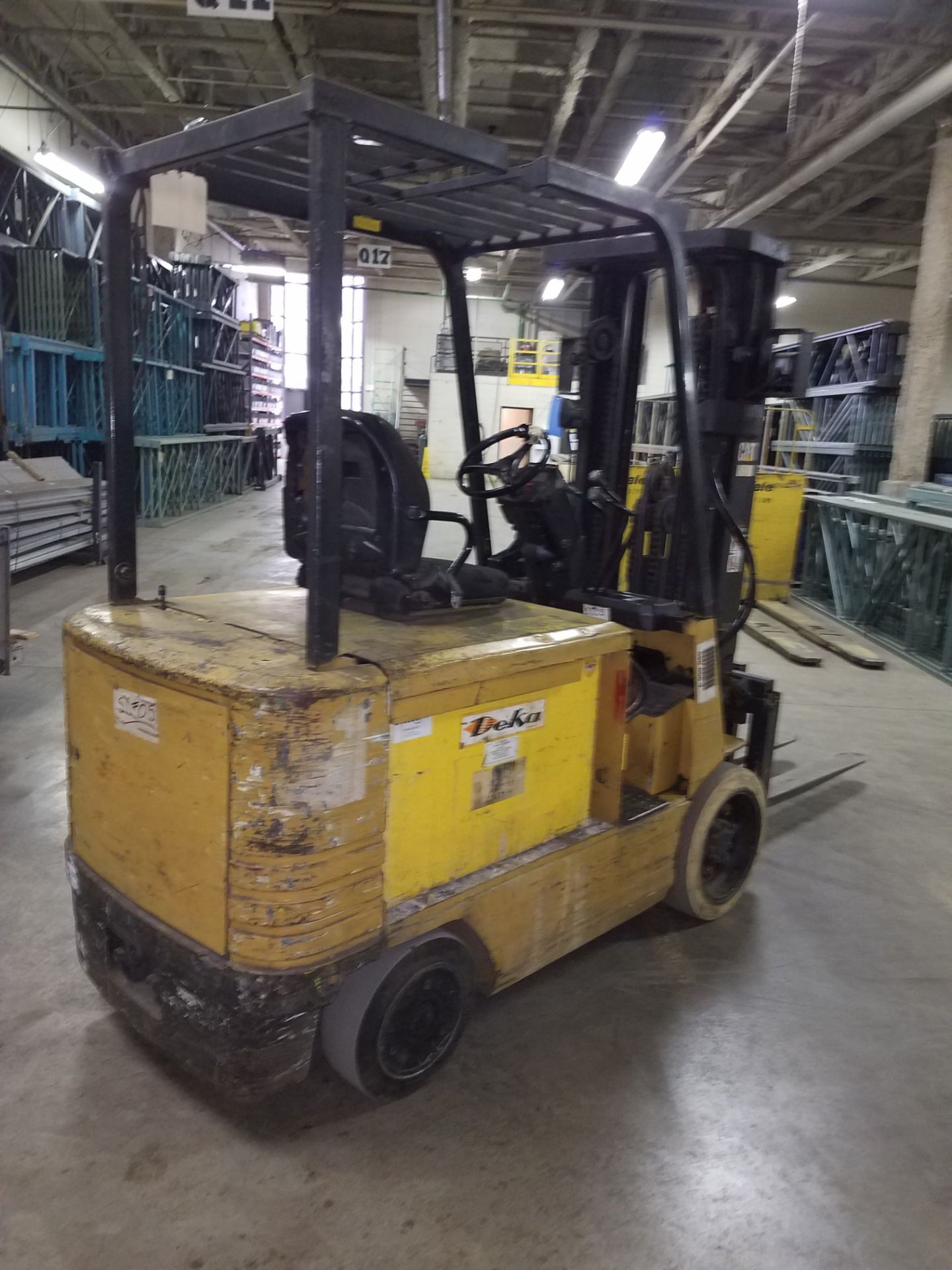 6,000 LB. CATERPILLAR MODEL 2E030 ELECTRIC LIFT TRUCK; S/N AZEC3-63155, 3-STAGE MAST, 88" MAST - Image 3 of 7