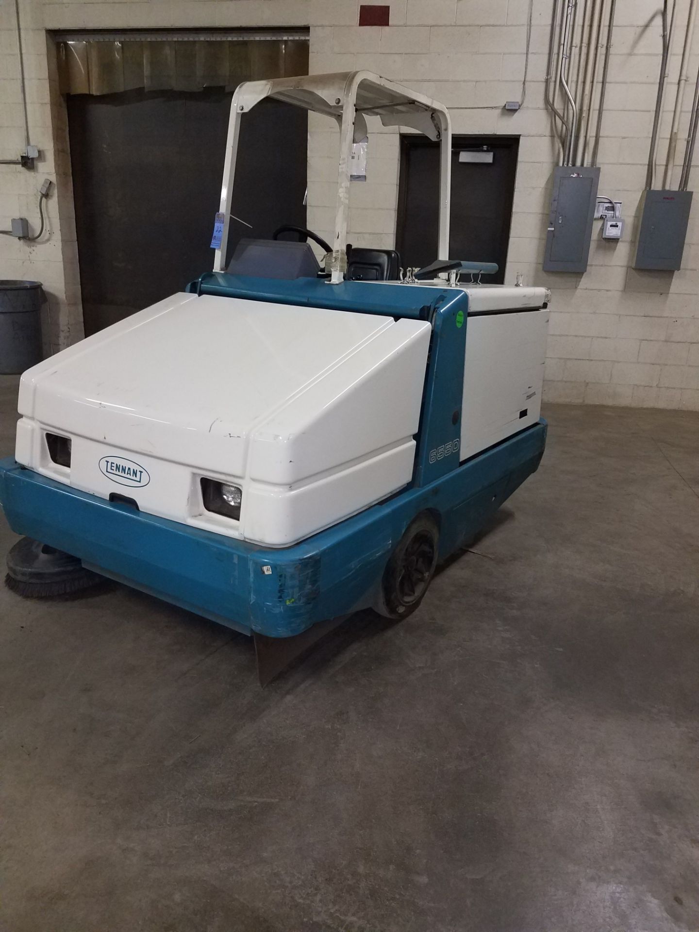 TENNANT MODEL 6550 ELECTRIC SIT DOWN TYPE FLOOR SWEEPER; S/N 6550-9368, 724 HOURS, 24 VOLT - Image 2 of 6