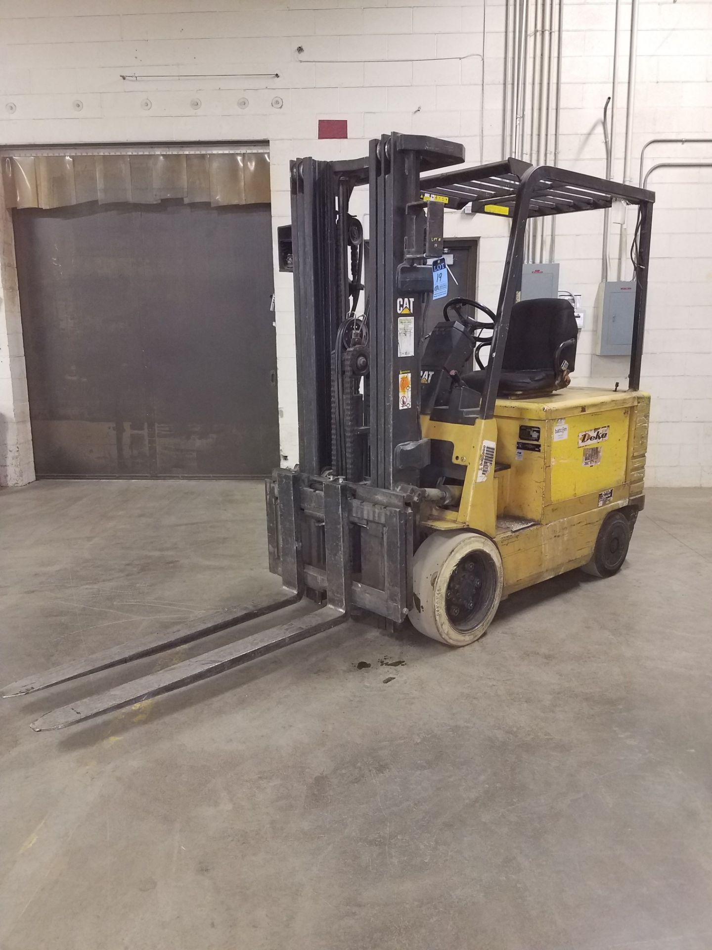 6,000 LB. CATERPILLAR MODEL 2E030 ELECTRIC LIFT TRUCK; S/N AZEC3-63155, 3-STAGE MAST, 88" MAST - Image 2 of 7