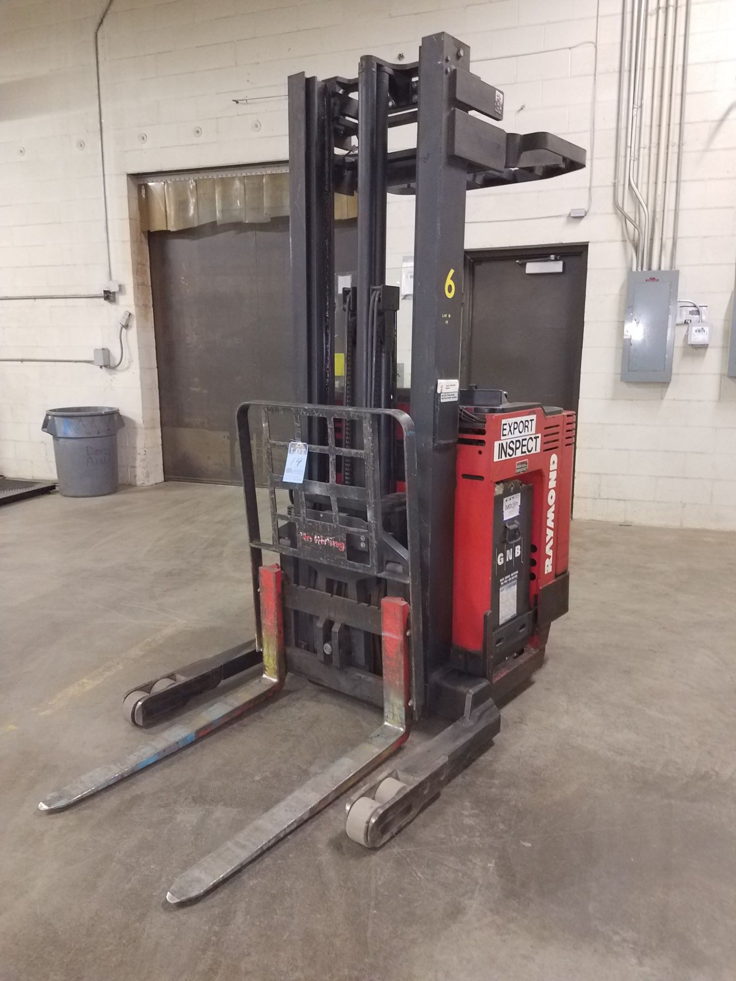 3,000 LB. RAYMOND MODEL 31-R45 ELECTRIC REACH TRUCK; S/N 031G-93-19522, 231" LIFT, 101" MAST HEIGHT, - Image 2 of 7