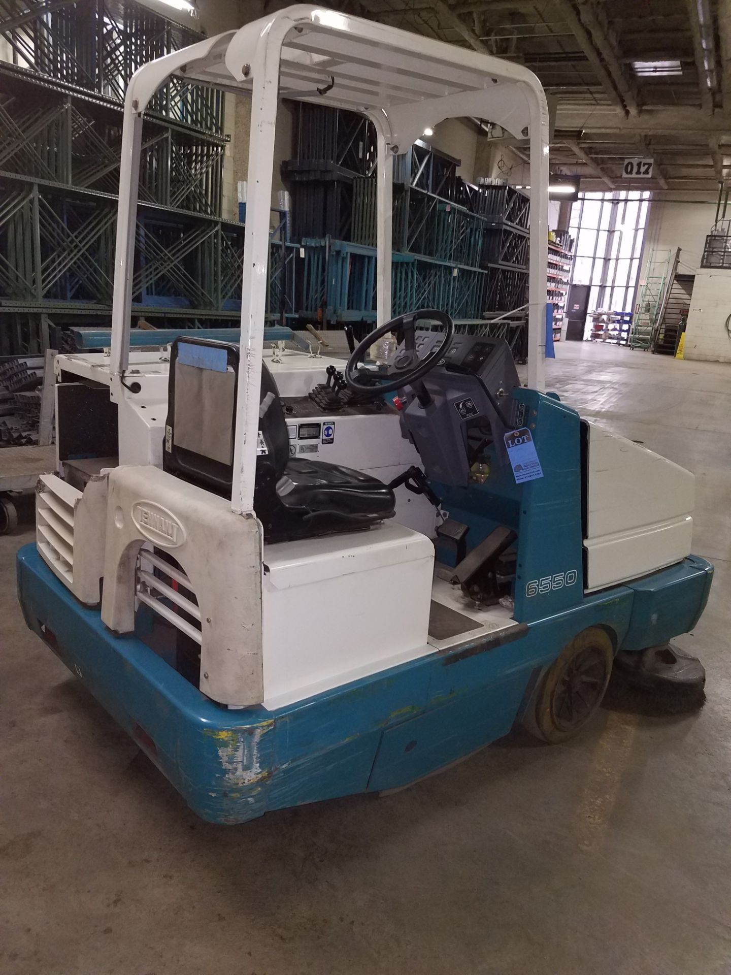 TENNANT MODEL 6550 ELECTRIC SIT DOWN TYPE FLOOR SWEEPER; S/N 6550-9368, 724 HOURS, 24 VOLT - Image 4 of 6