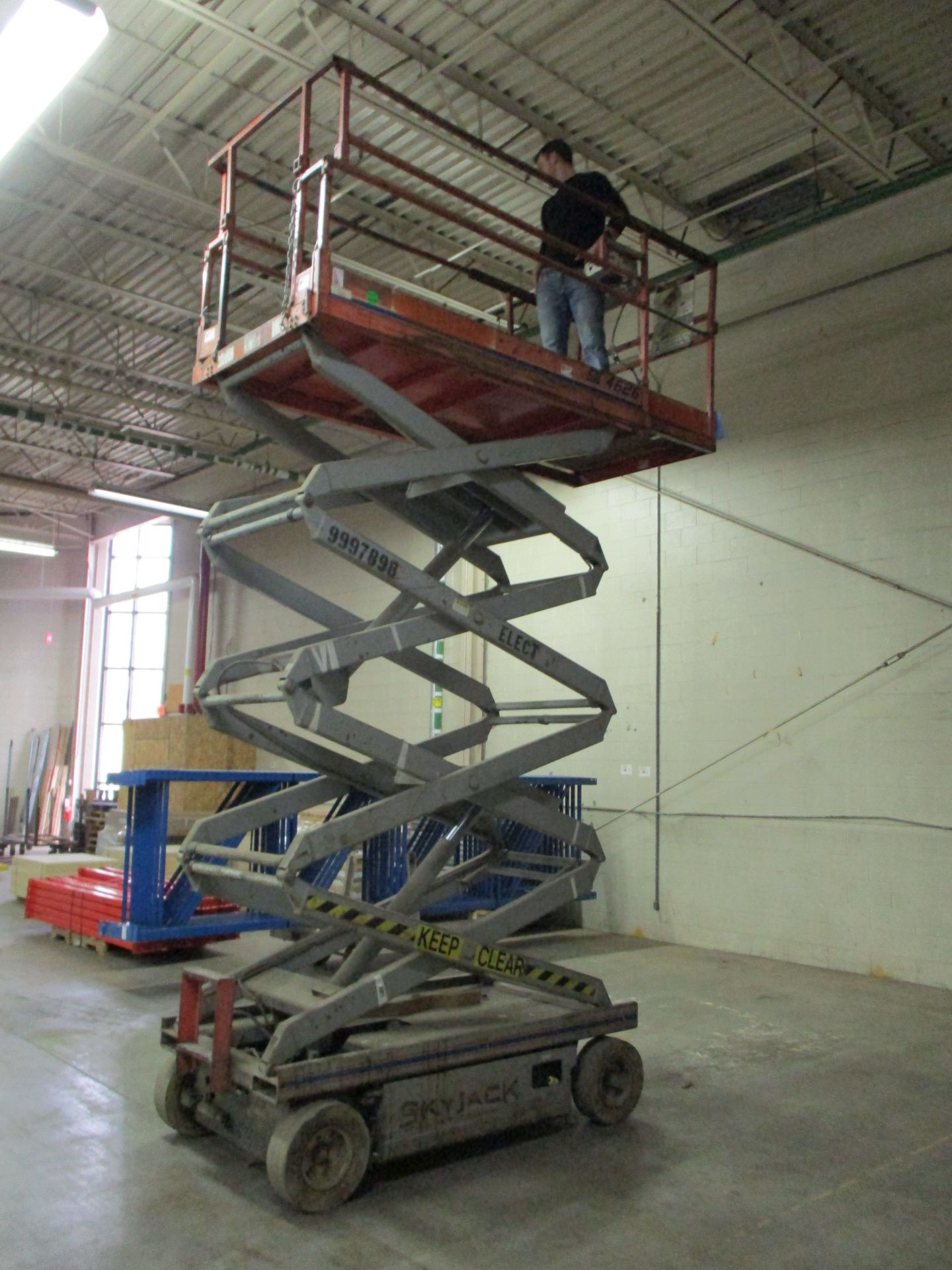 SKYJACK MODEL 4626 ELECTRIC SCISSOR LIFT, 45" WIDE X 83" LONG PLATFORM (RATED AT 850 LB.), WITH - Image 4 of 4