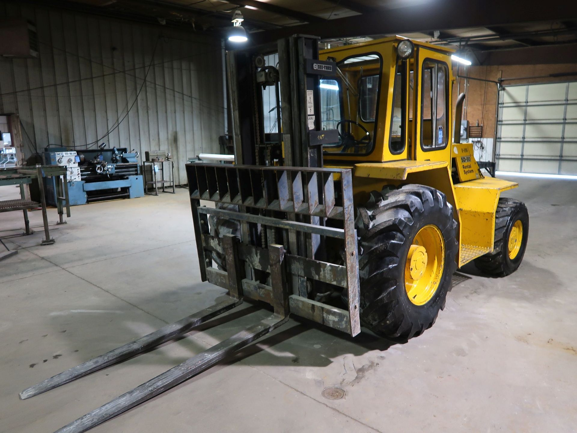 8,000 LB. SELLICK MODEL SD-80 PNEUMATIC TIRE THREE-STAGE MAST LIFT TRUCK; S/N 2685605832, WITH