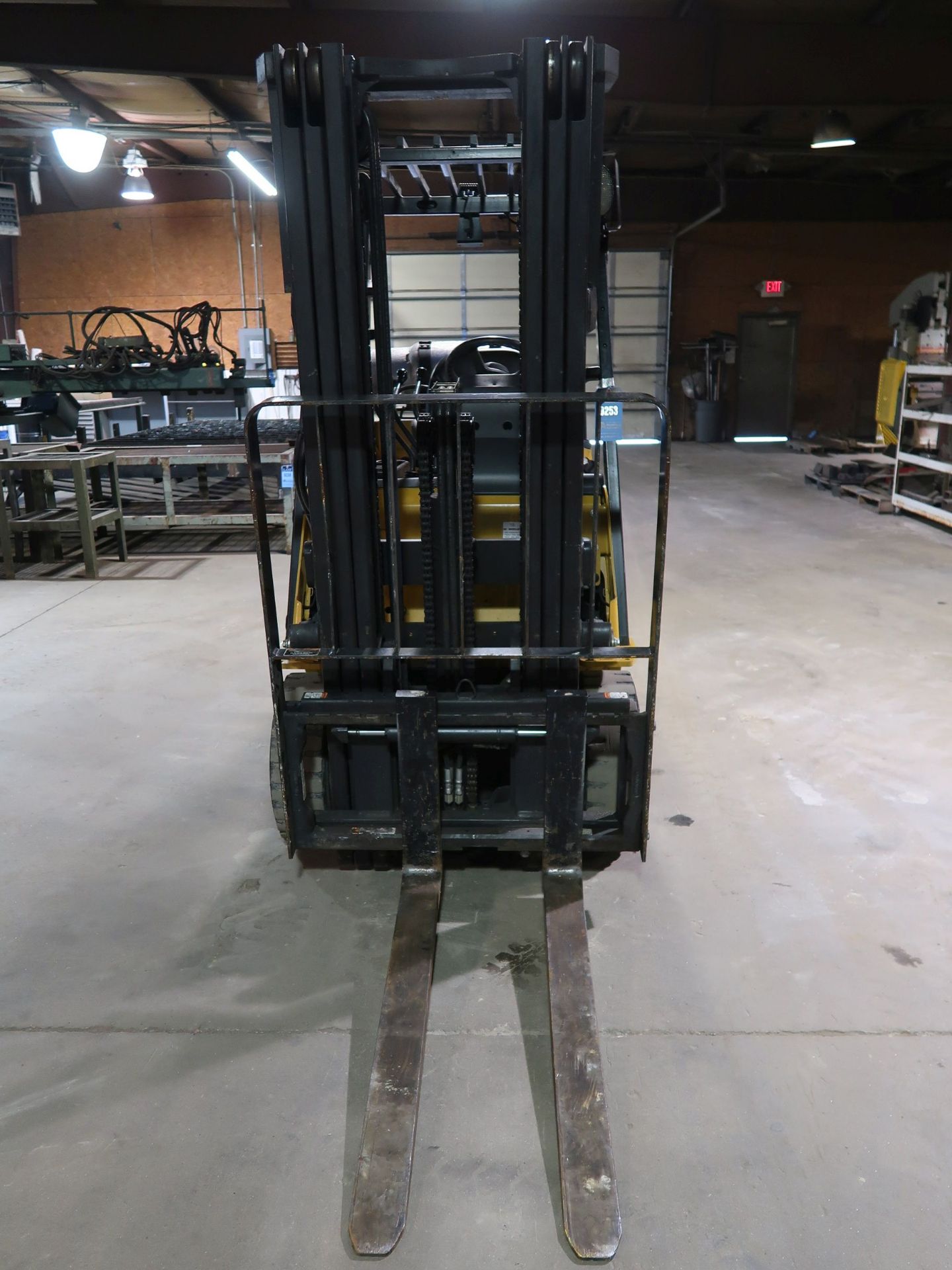 5,000 LB. CAPACITY CATERPILLAR MODEL 2C5000 LP GAS SOLID RIBBED THREE-STAGE MAST LIFT TRUCK; S/N - Image 2 of 10
