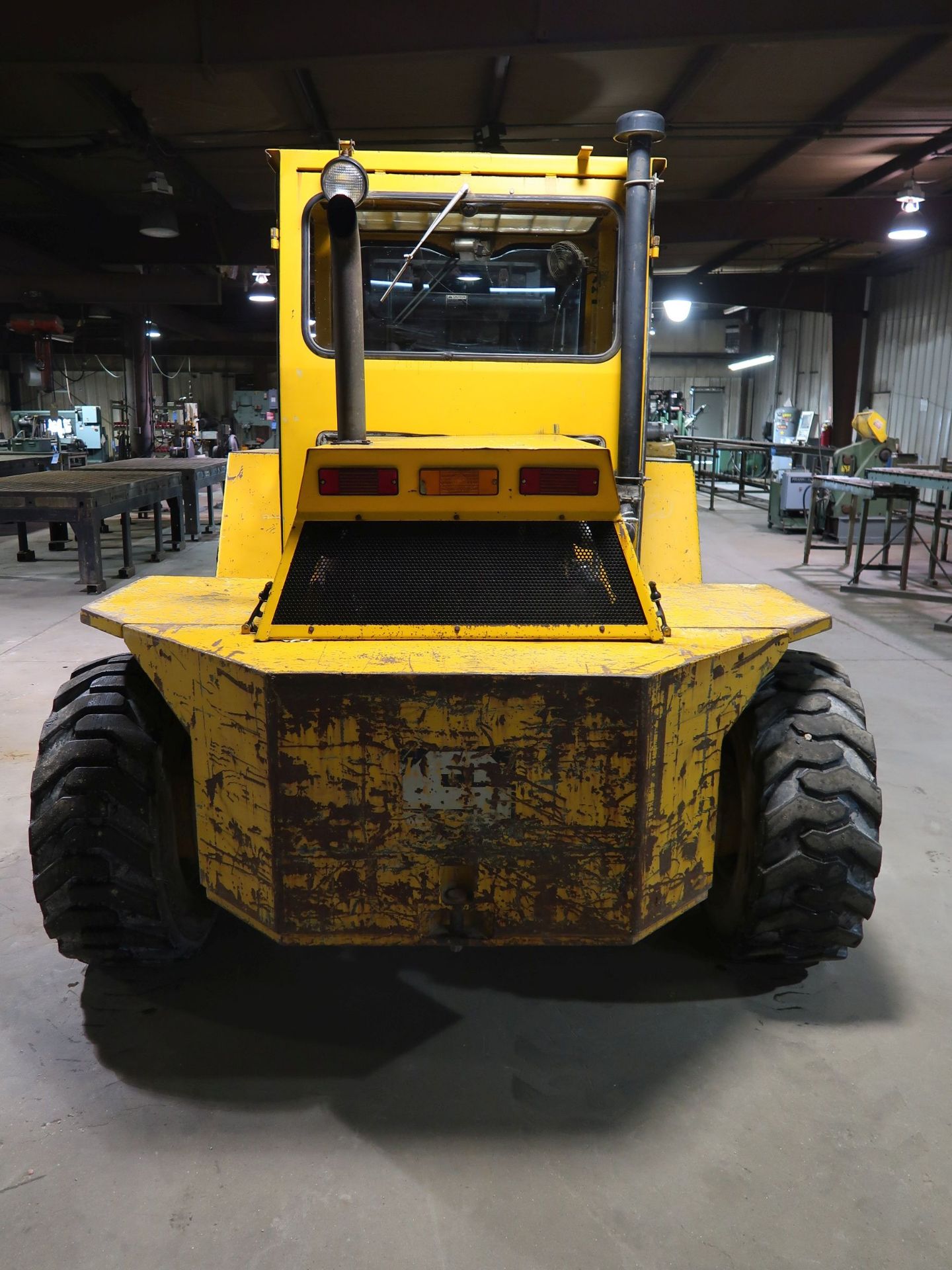 8,000 LB. SELLICK MODEL SD-80 PNEUMATIC TIRE THREE-STAGE MAST LIFT TRUCK; S/N 2685605832, WITH - Image 6 of 10