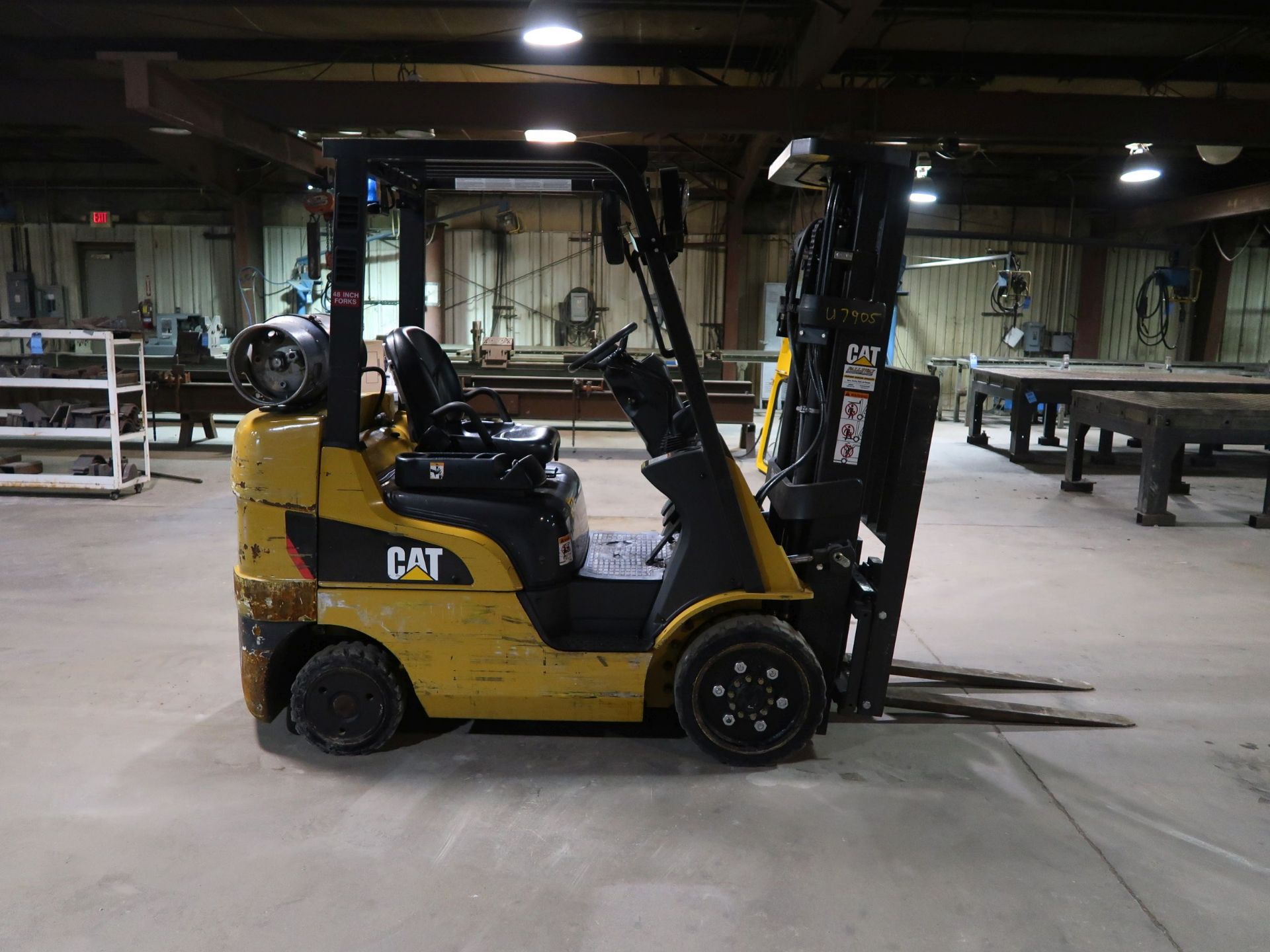 5,000 LB. CAPACITY CATERPILLAR MODEL 2C5000 LP GAS SOLID RIBBED THREE-STAGE MAST LIFT TRUCK; S/N - Image 4 of 10