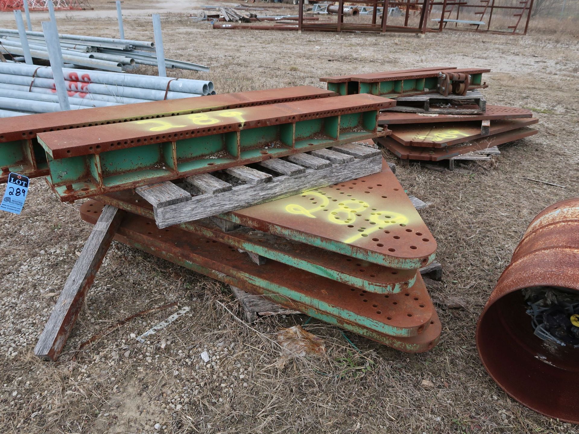 (LOT) TAILSTOCK FIXTURE PLATES WITH MISCELLANEOUS SCRAP STEEL *LOT COLOR YELLOW*