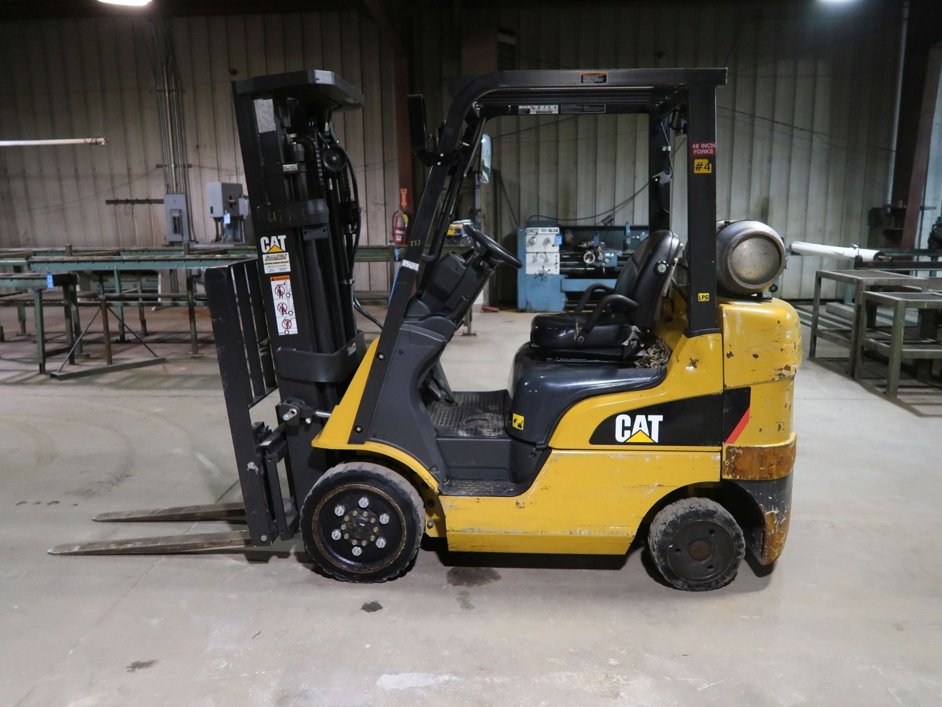 5,000 LB. CAPACITY CATERPILLAR MODEL 2C5000 LP GAS SOLID RIBBED THREE-STAGE MAST LIFT TRUCK; S/N - Image 8 of 10