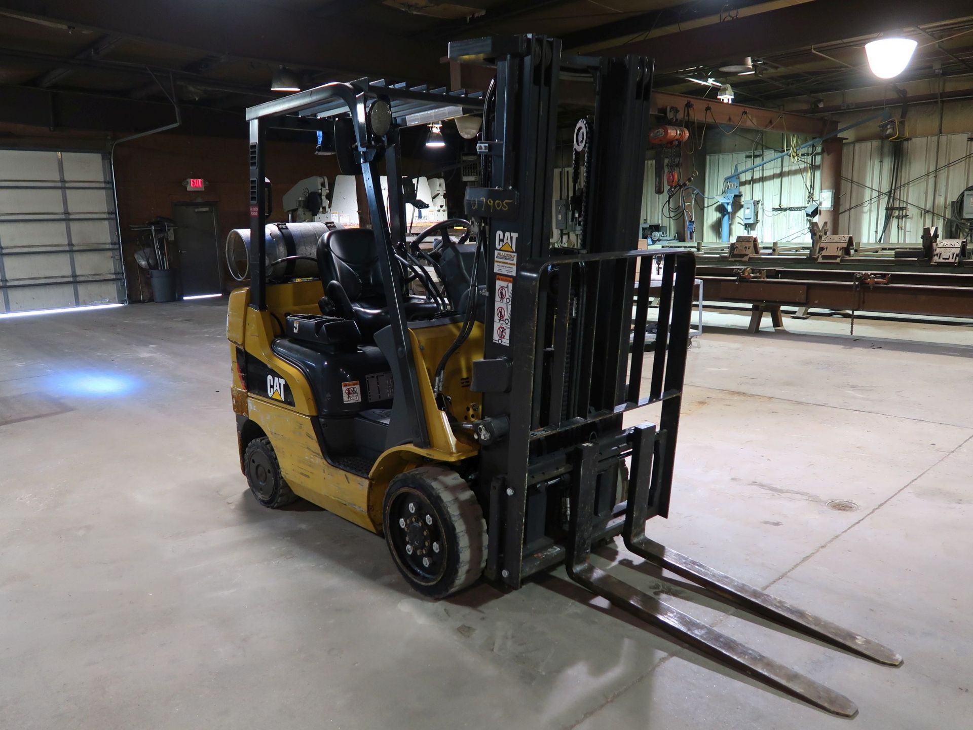 5,000 LB. CAPACITY CATERPILLAR MODEL 2C5000 LP GAS SOLID RIBBED THREE-STAGE MAST LIFT TRUCK; S/N - Image 3 of 10