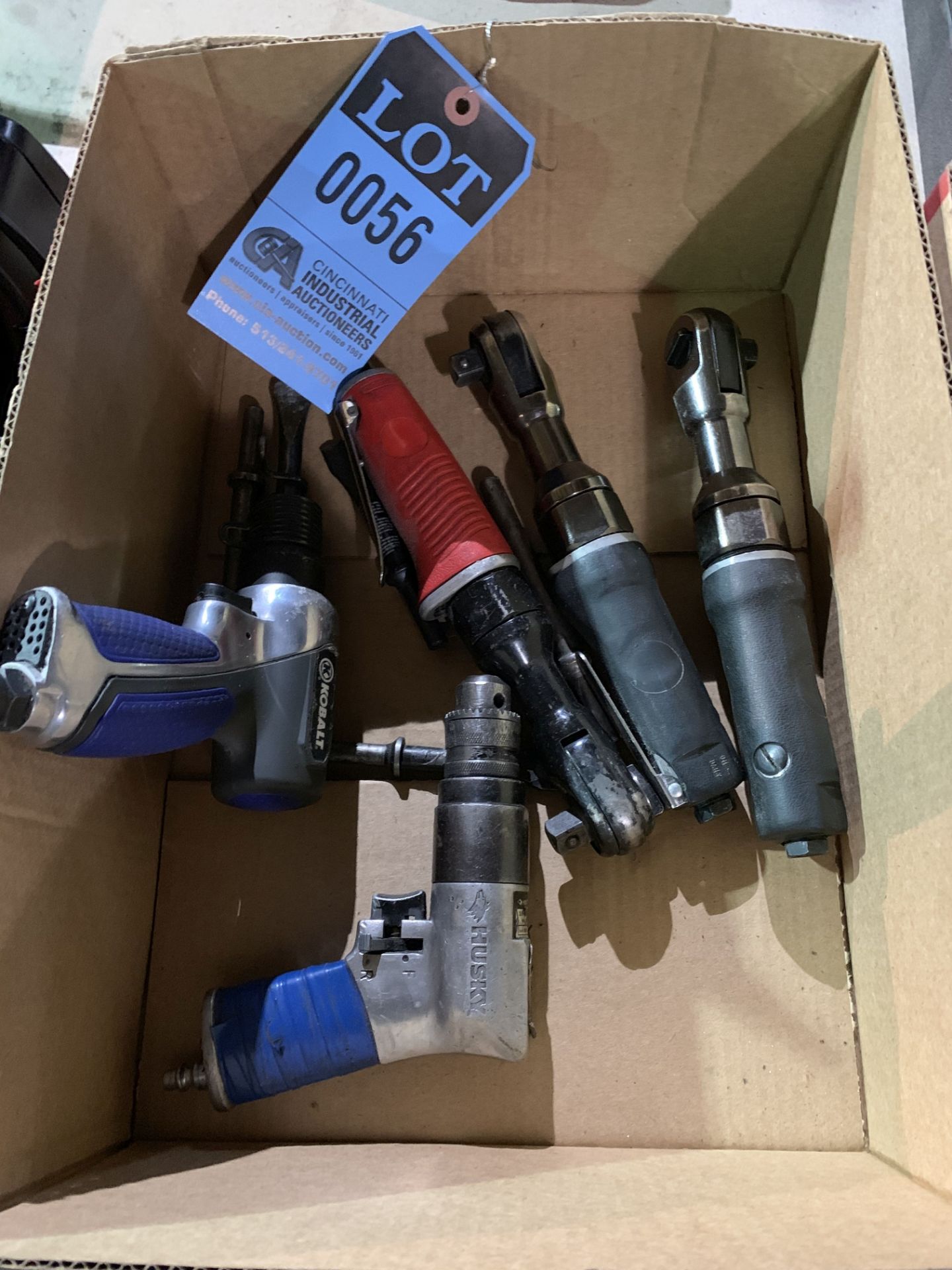 (LOT) (5) PNEUMATIC HAND TOOLS - (3) RATCHETS, (1) CHISEL GUN, (1) DRILL - BY KOBALT AND HUSKY **