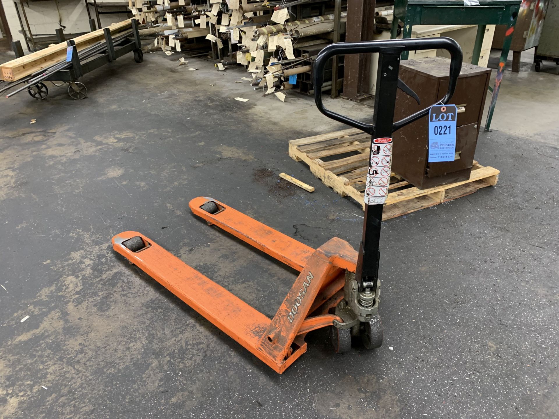 5,500 LB. DOOSAN HAND HYDRAULIC PALLET TRUCK