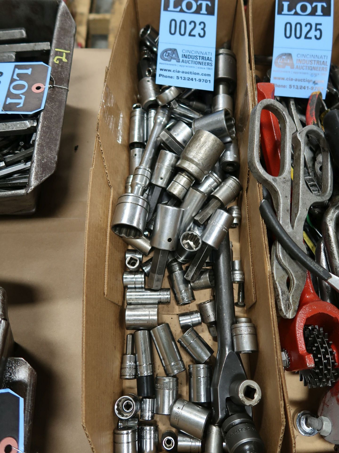 (LOT) SOCKET WRENCHES AND SOCKETS