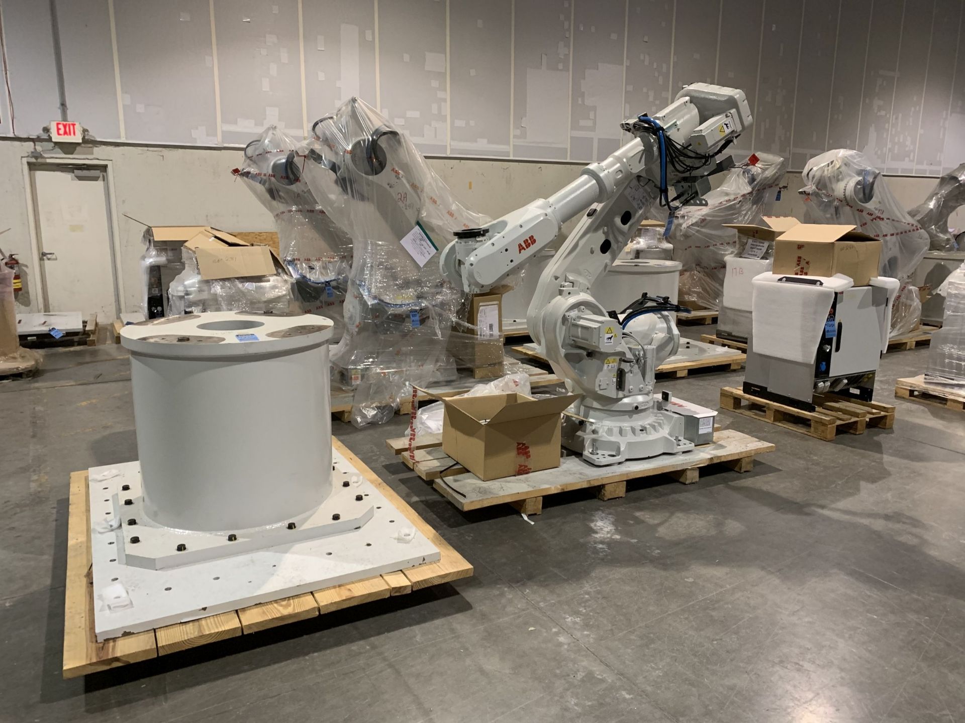 ABB IRB 6700-150/3.20 SIX-AXIS PEDESTAL TYPE ROBOT; S/N 800135, UNIT #5, 150 KG LOAD CAPACITY, 3.2 - Image 2 of 18