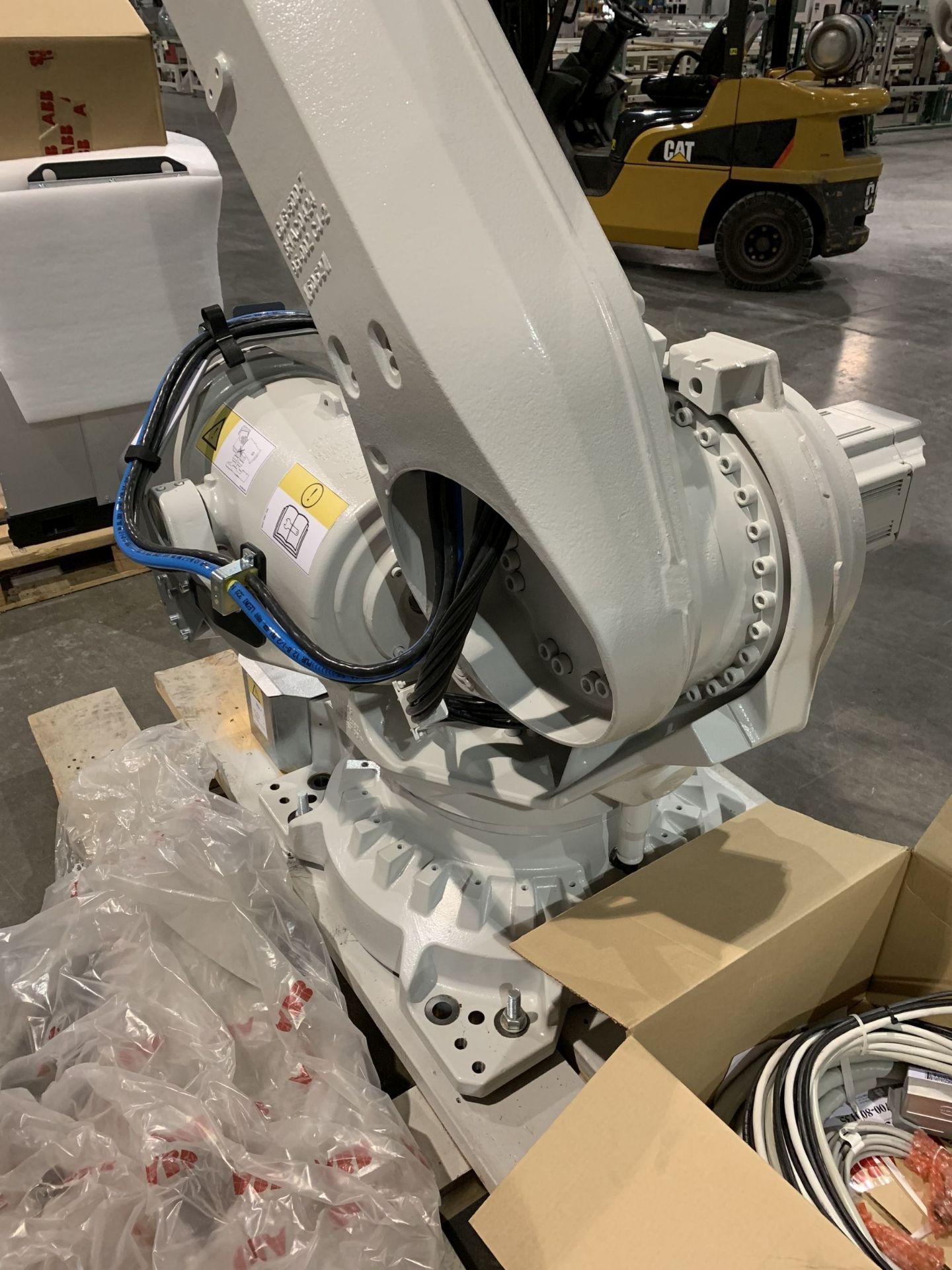 ABB IRB 6700-150/3.20 SIX-AXIS PEDESTAL TYPE ROBOT; S/N 800135, UNIT #5, 150 KG LOAD CAPACITY, 3.2 - Image 8 of 18