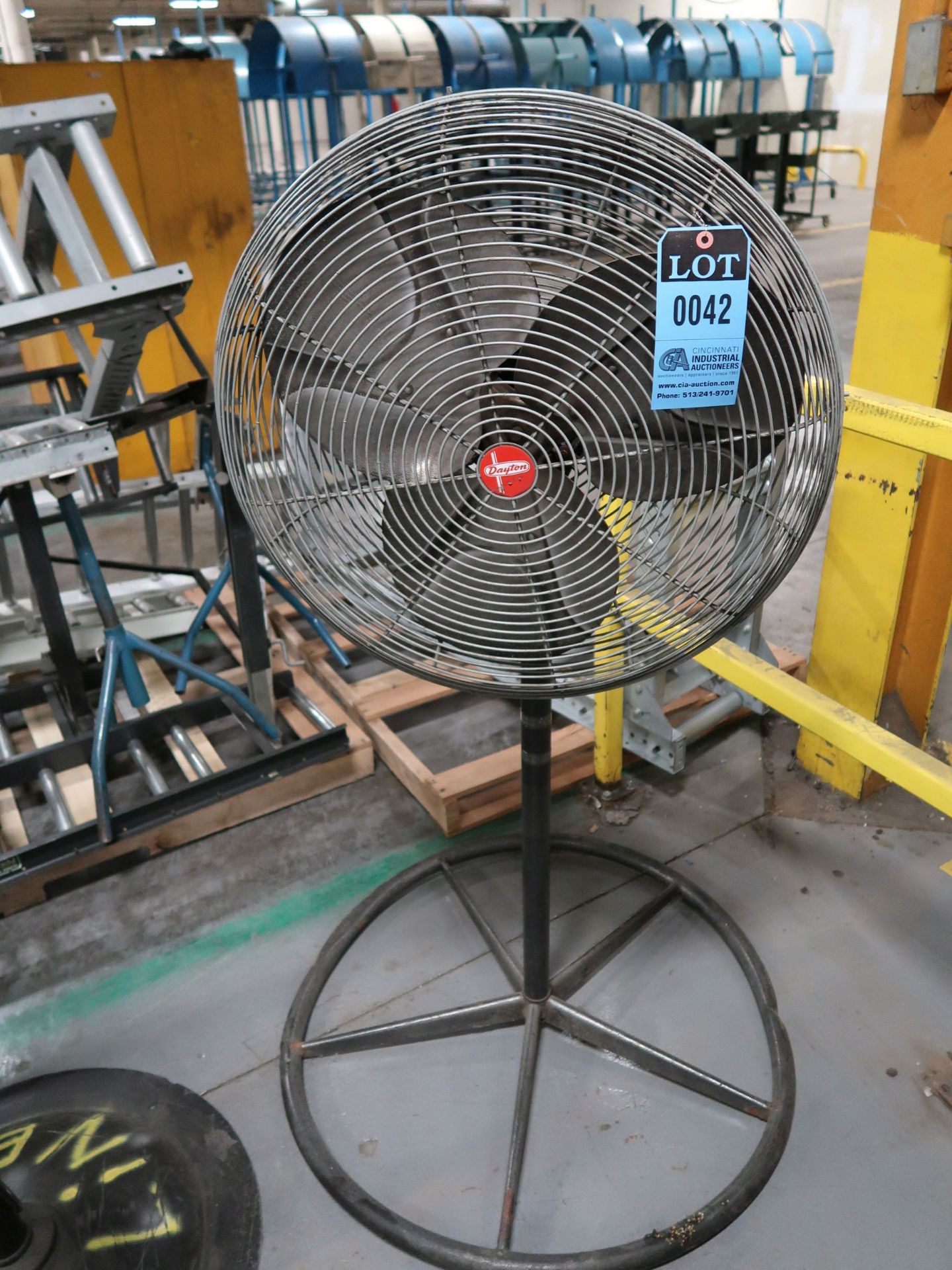 24" DIAMETER PEDASTAL AIR CIRCULATOR