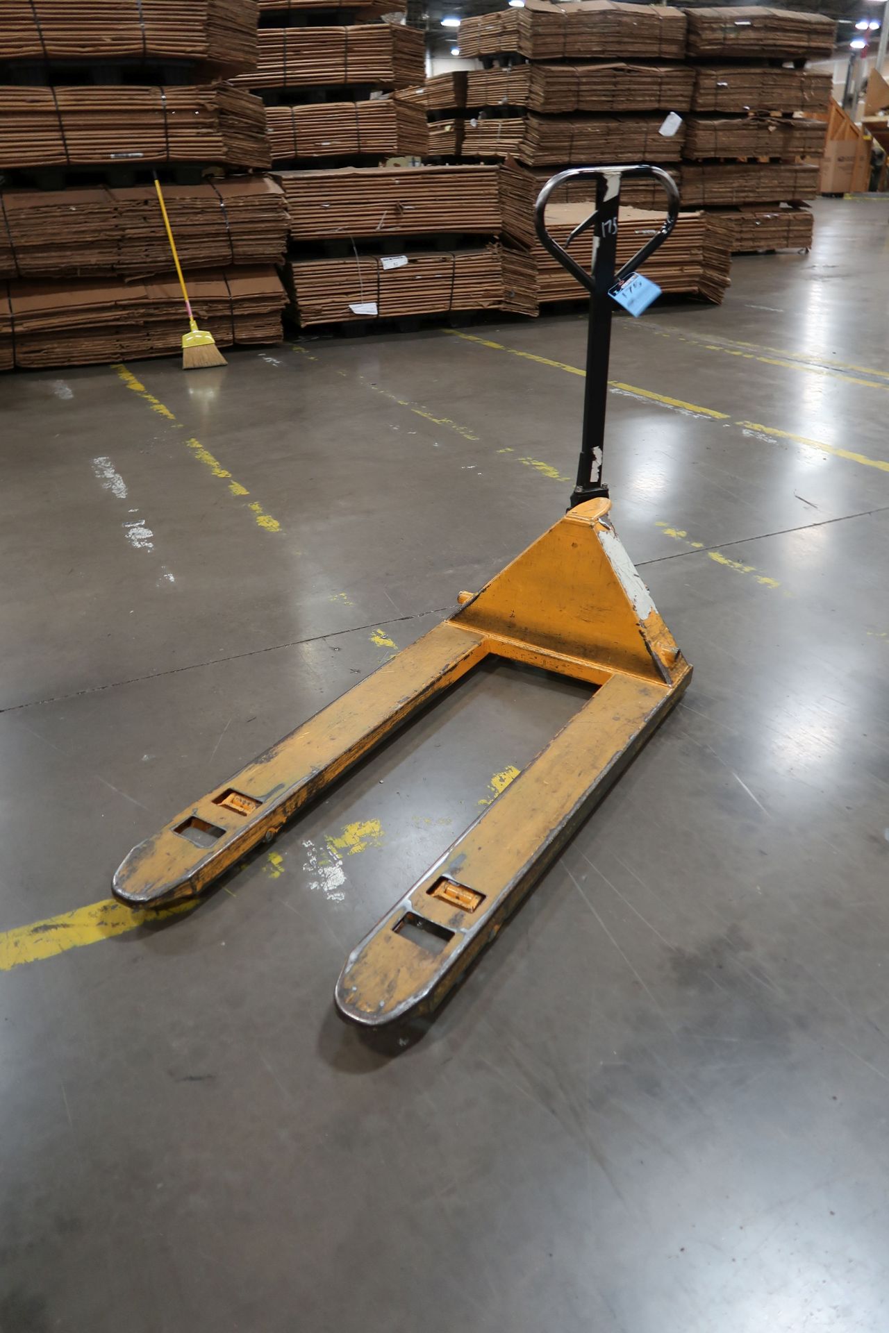 5,000 LB. HYDRAULIC PALLET TRUCK