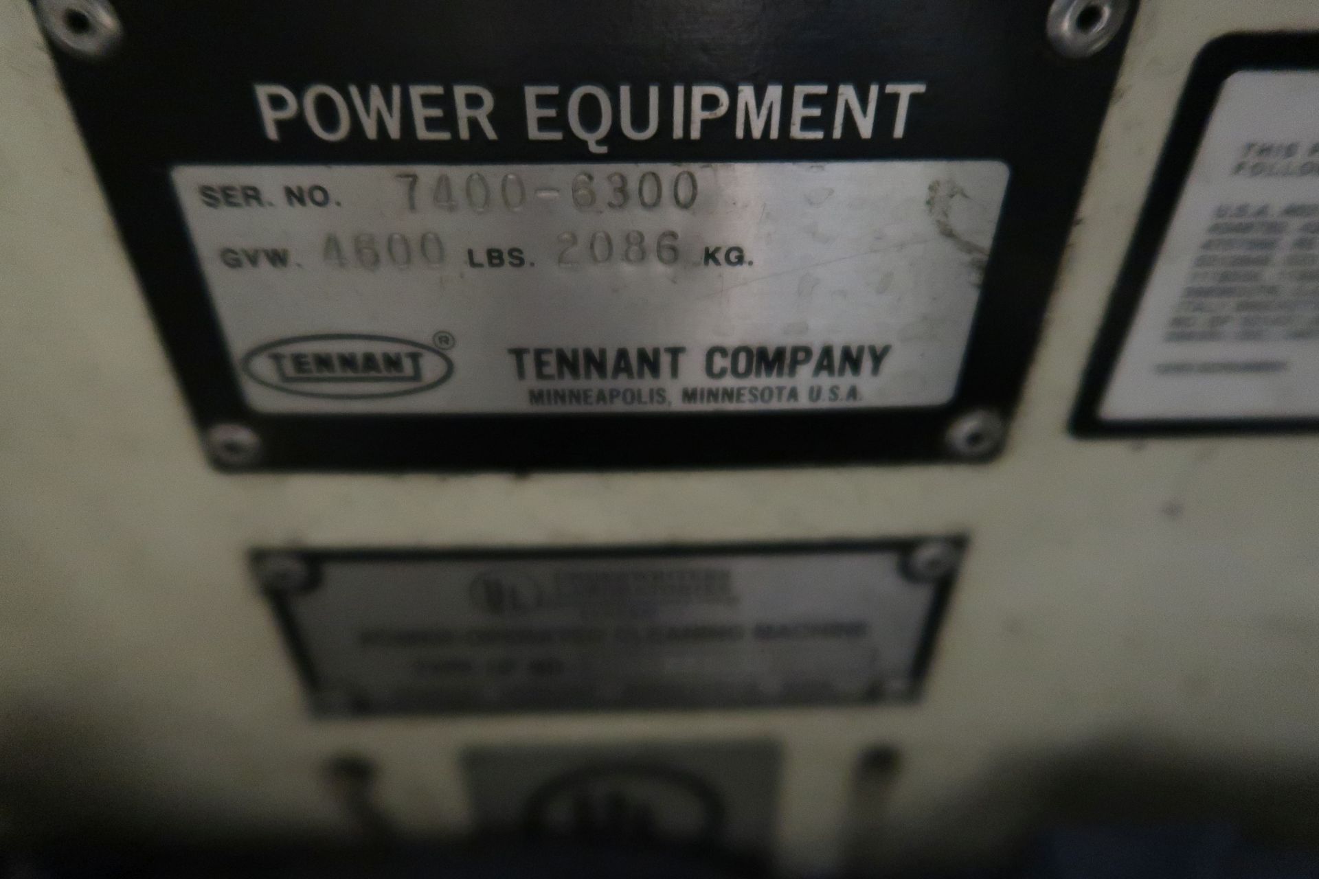 TENNANT MODEL 7400 LP GAS POWERED SIT DOWN TYPE FLOOR SCRUBBER; S/N 7400-6300, GVW 4,600 LB. 220 - Image 9 of 12