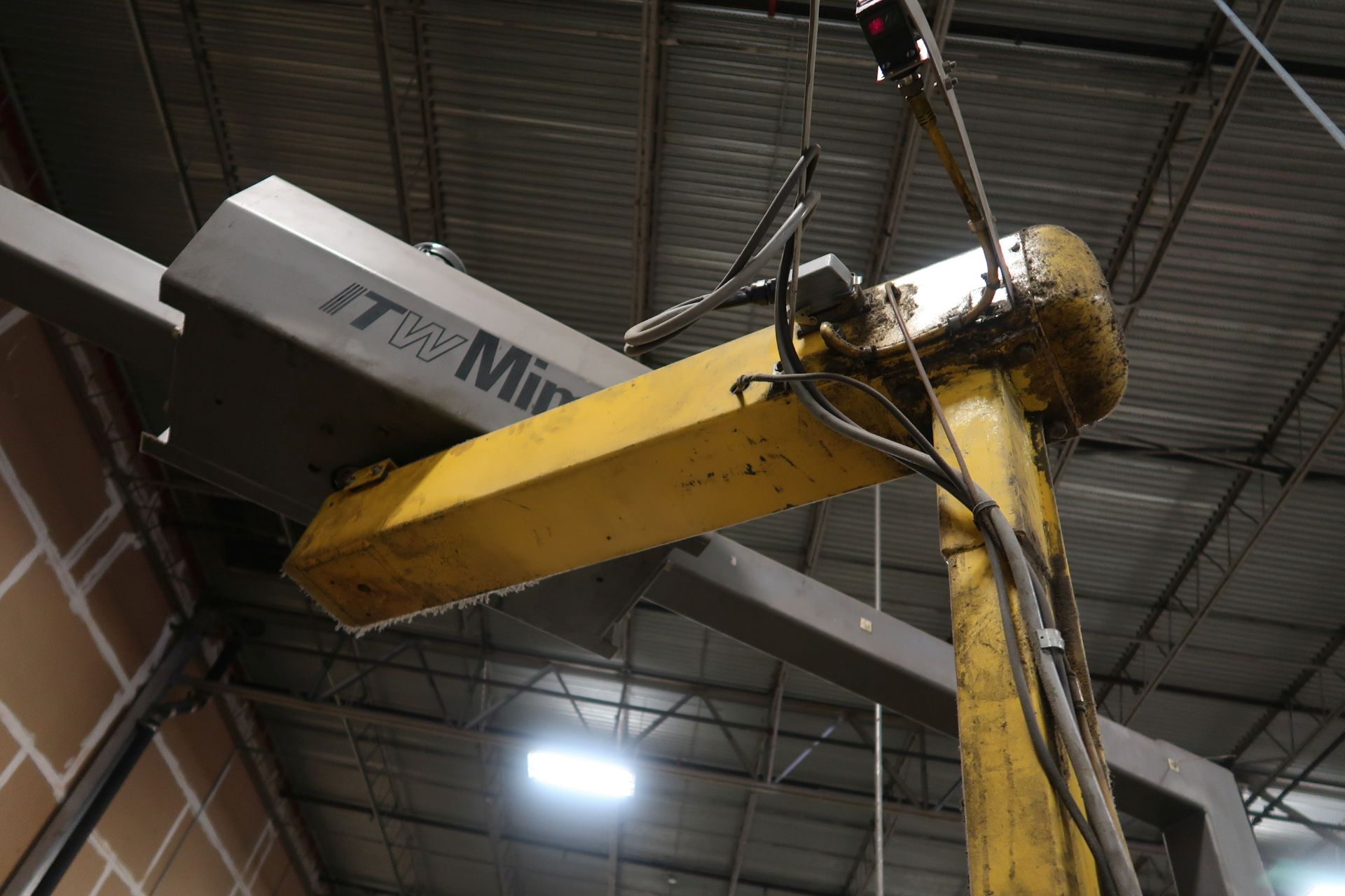 ITW MIMA MODEL KC500 SWING ARM TYPE PALLET STRETCH WRAP MACHINE; S/N 20026, 164" BETWEEN COLUMNS, - Image 9 of 13