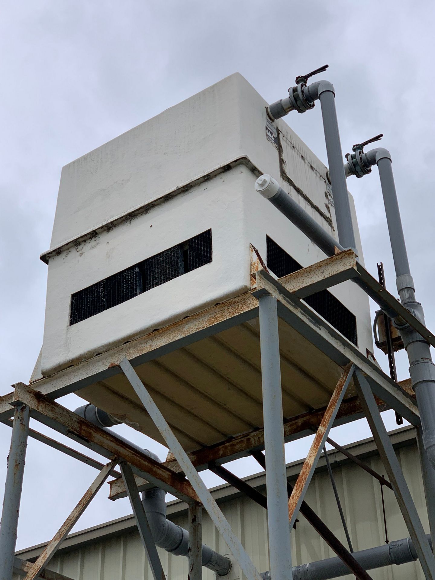 OUTDOOR STAND MOUNTED FIBERGLASS COOLING TOWER CELL - Image 3 of 4
