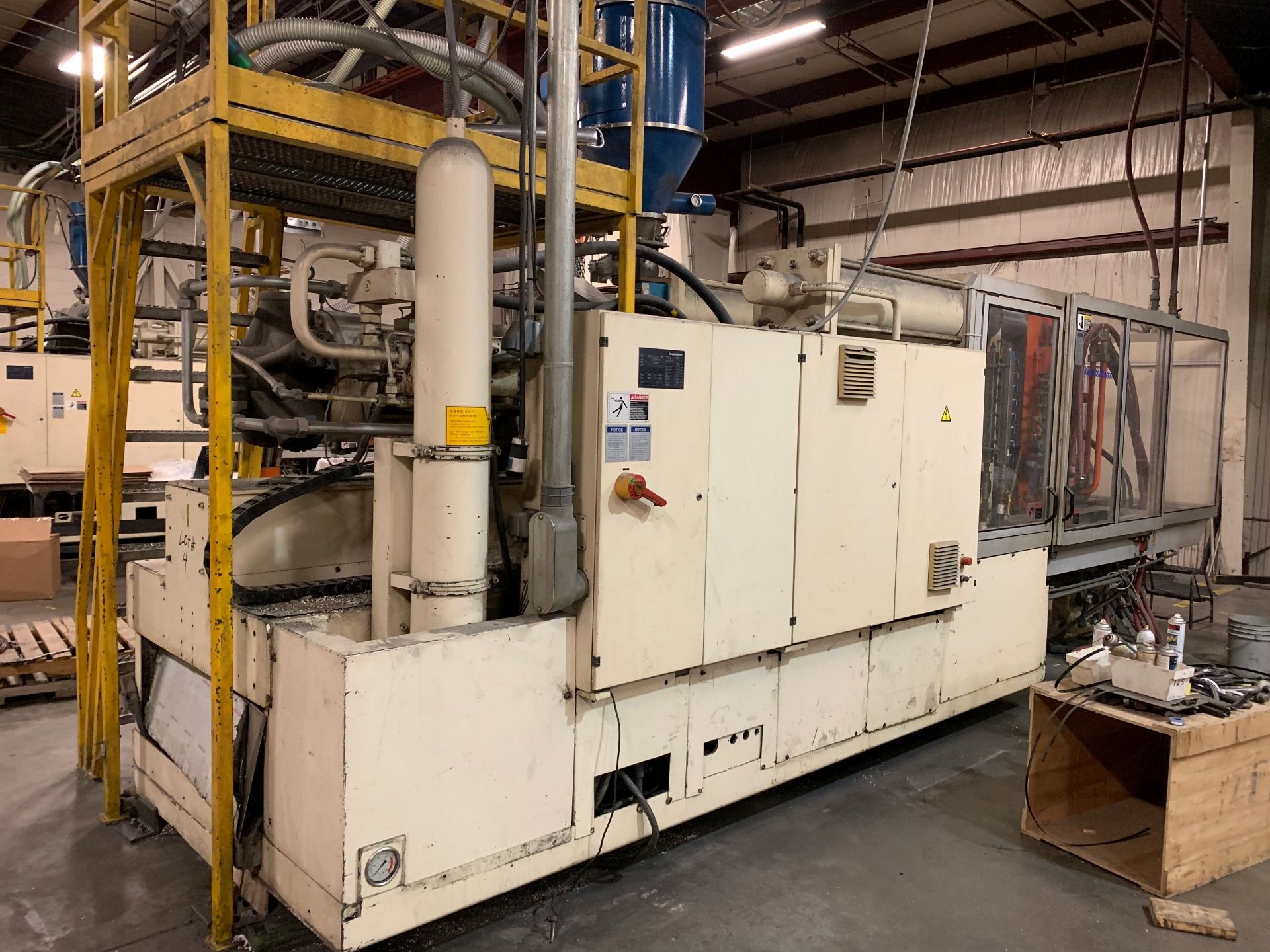 500 TON X 44 OZ. KRAUSS-MAFFEI MODEL KM500-2700C2 HYDRAULIC CLAMP PLASTIC INJECTION MOLDING MACHINE; - Image 10 of 12