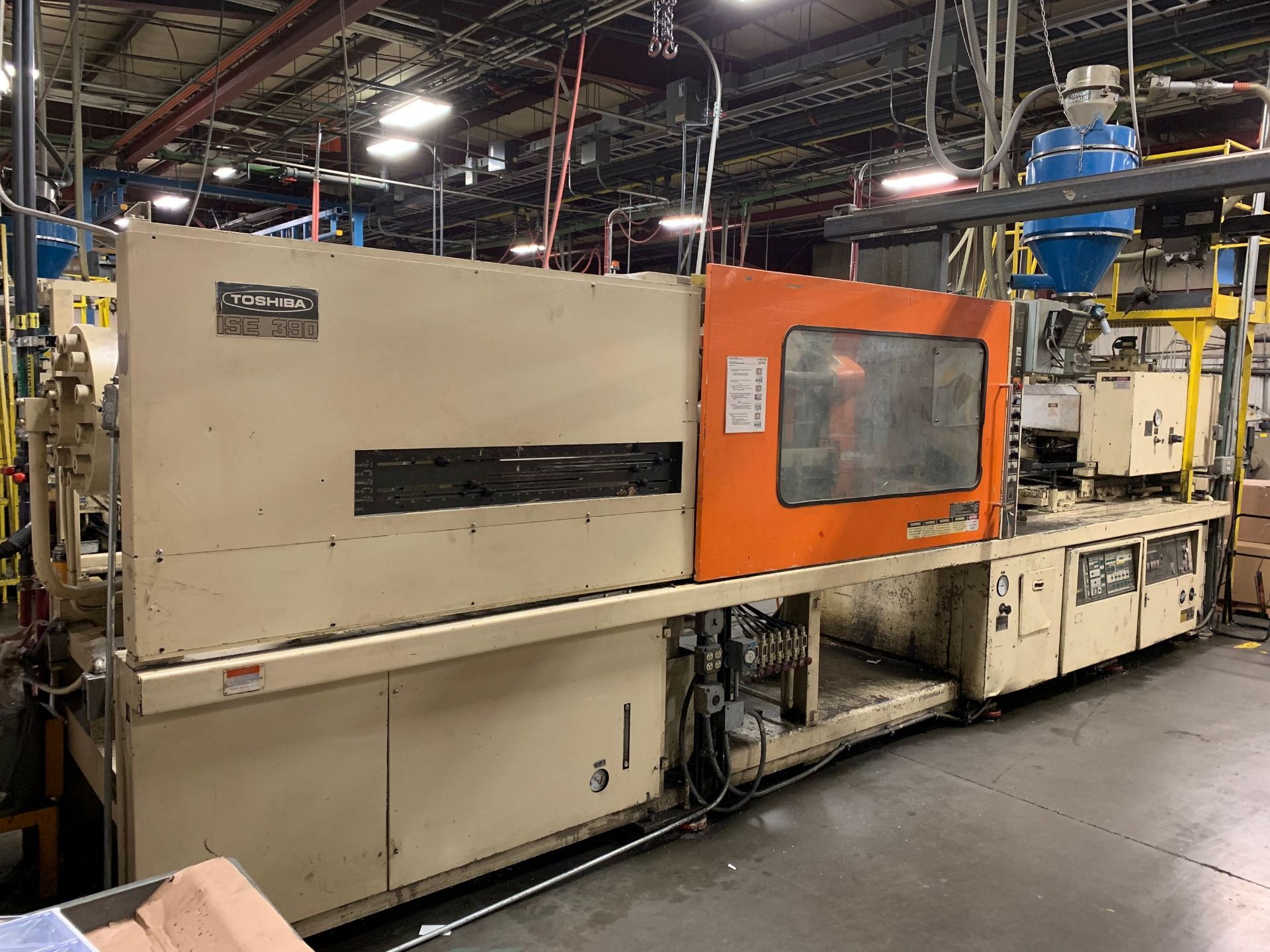 390 TON X 48 OZ. TOSHIBA MODEL IGS390-27-A HYDRAULIC CLAMP PLASTIC INJECTION MOLDING MACHINE; S/N - Image 2 of 13