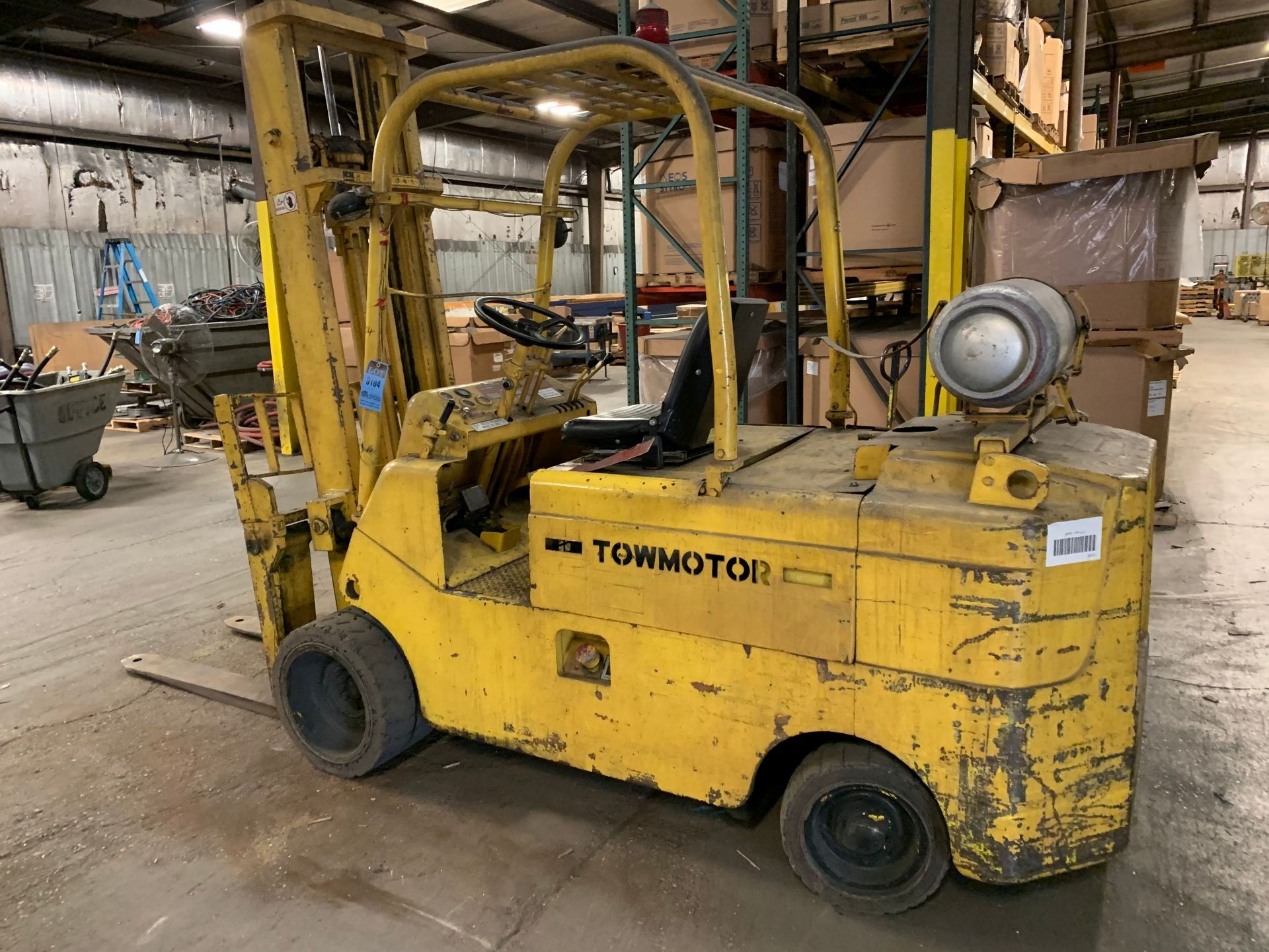 10,000 LB. TOWMOTOR MODEL T100C SOLID TIRE LP GAS FORKLIFT; S/N 55L383, 146" LIFT HEIGHT, 100" - Image 5 of 7