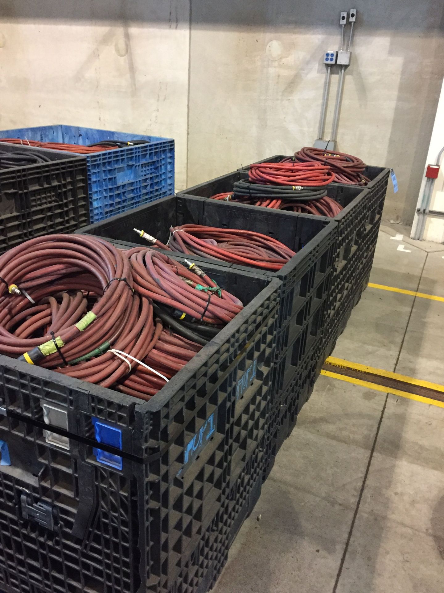 (LOT) MISCELLANEOUS AIR HOSE WITH (4) COLLAPSIBLE TOTES - Image 4 of 4