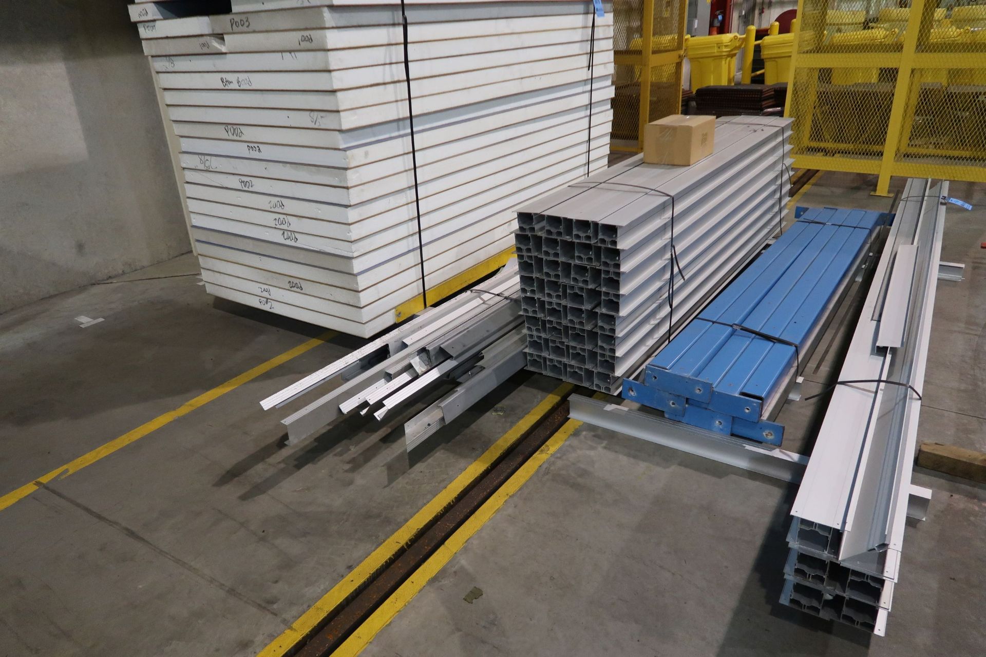 (LOT) (44) PANES 44" X 96" DISASSEMBLED MODULAR STYROFOAM WALL PARTITIONS WITH ALUMINUM WALL - Image 2 of 3
