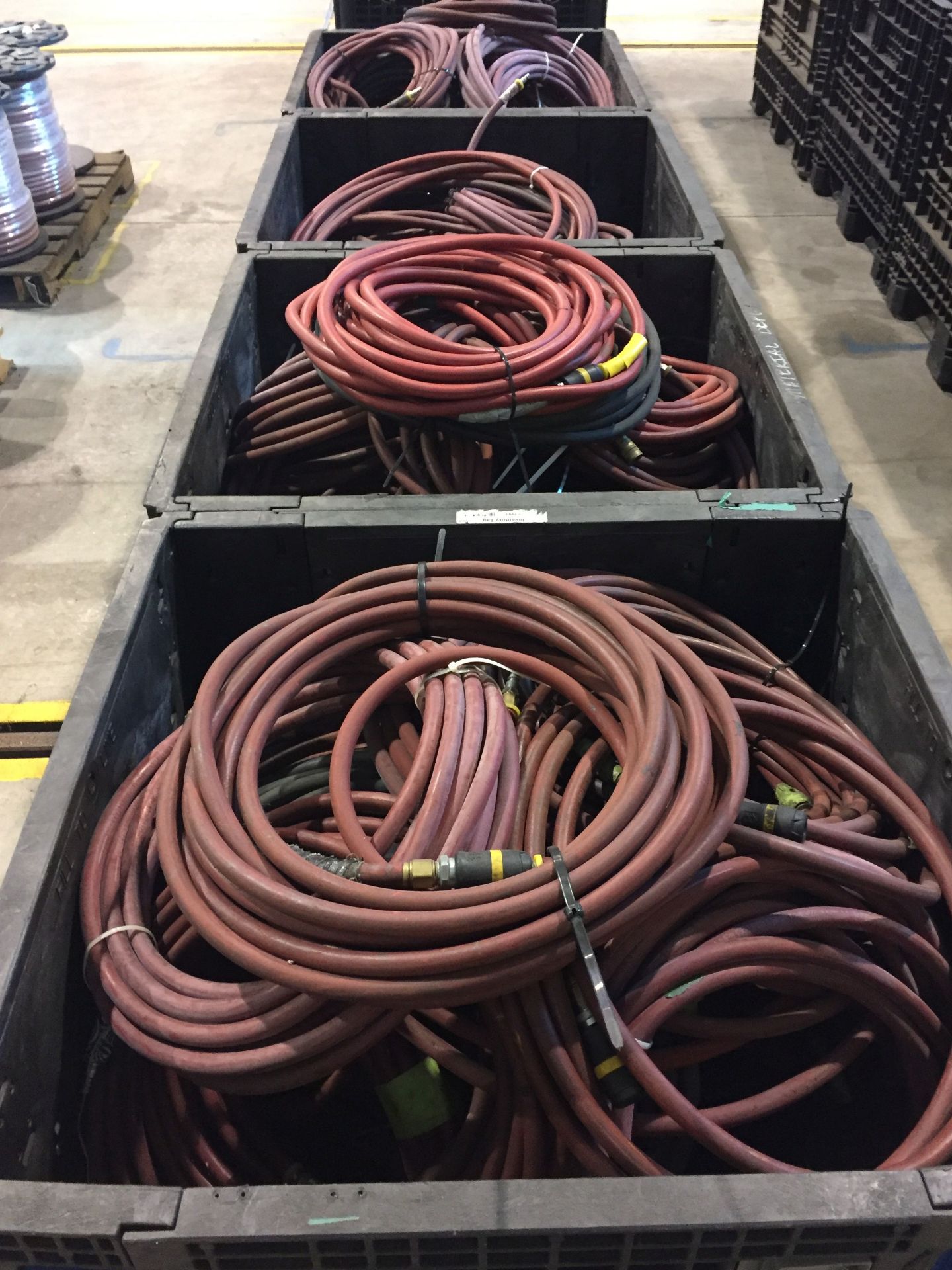 (LOT) MISCELLANEOUS AIR HOSE WITH (4) COLLAPSIBLE TOTES - Image 3 of 4
