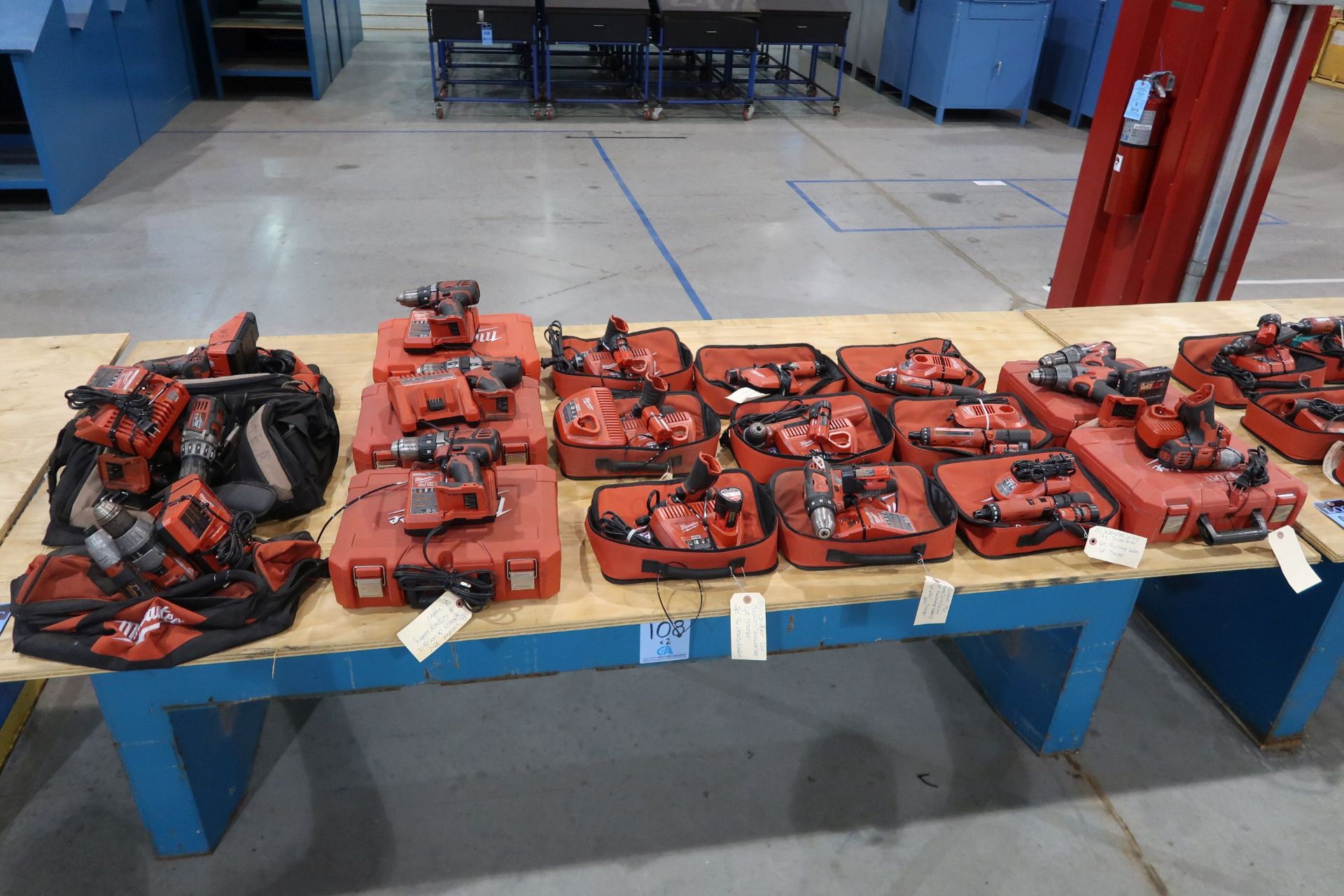 (LOT) MISCELLANEOUS MILWAUKEE CORDLESS DRILL DRIVERS AND SCREWDRIVERS