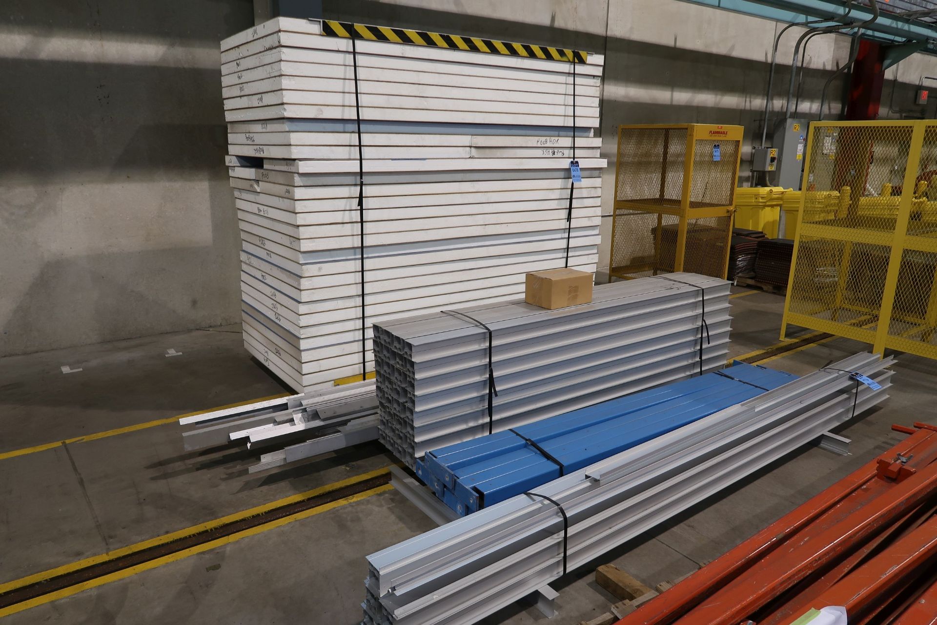 (LOT) (44) PANES 44" X 96" DISASSEMBLED MODULAR STYROFOAM WALL PARTITIONS WITH ALUMINUM WALL